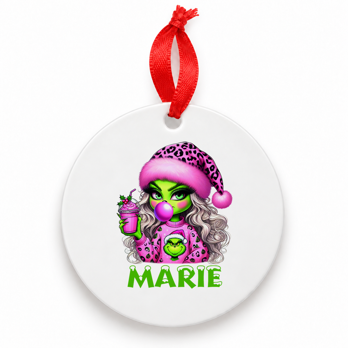 MUCKKI-PRO:09313a612f0a087d1ae4ba99ad35b403b3c97d9996daa772c38fcd8e505c611e:Weihnachtsanhänger personalisiert Lady-Grinch 5 mit Wunschnamen – Rund, Stern, Herz oder Glocke