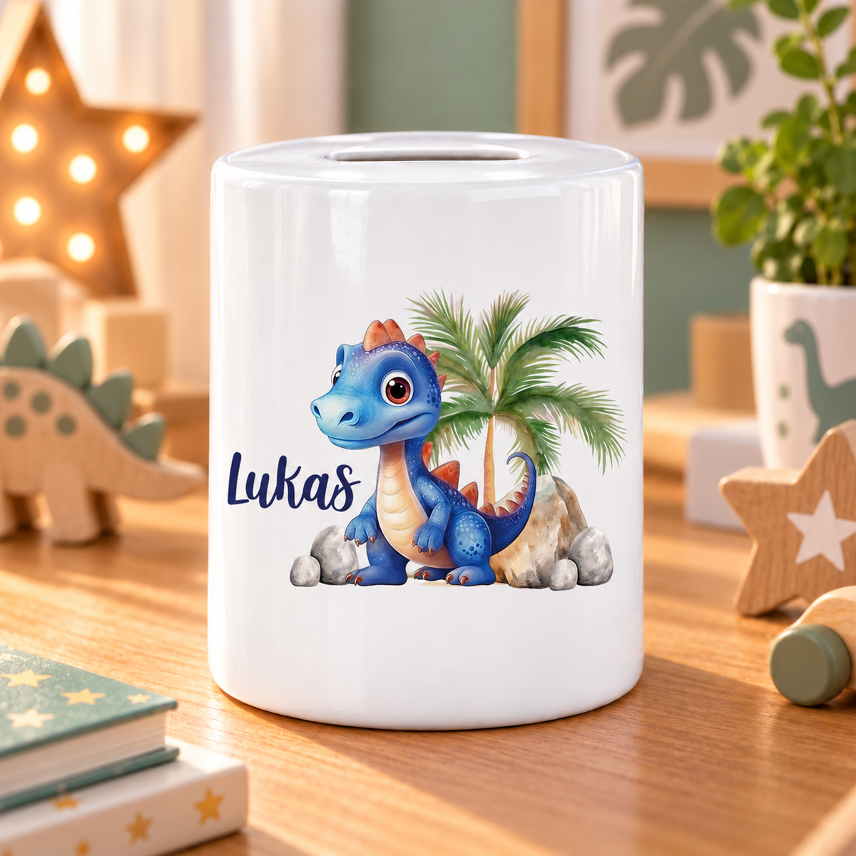 MUCKKI-PRO:37484d71dc1849efbd51108b7eaaca7a39a5f99c0dc35c226a2b4630395d367f:Spardose mit Wunschname Dino 8 personalisiert