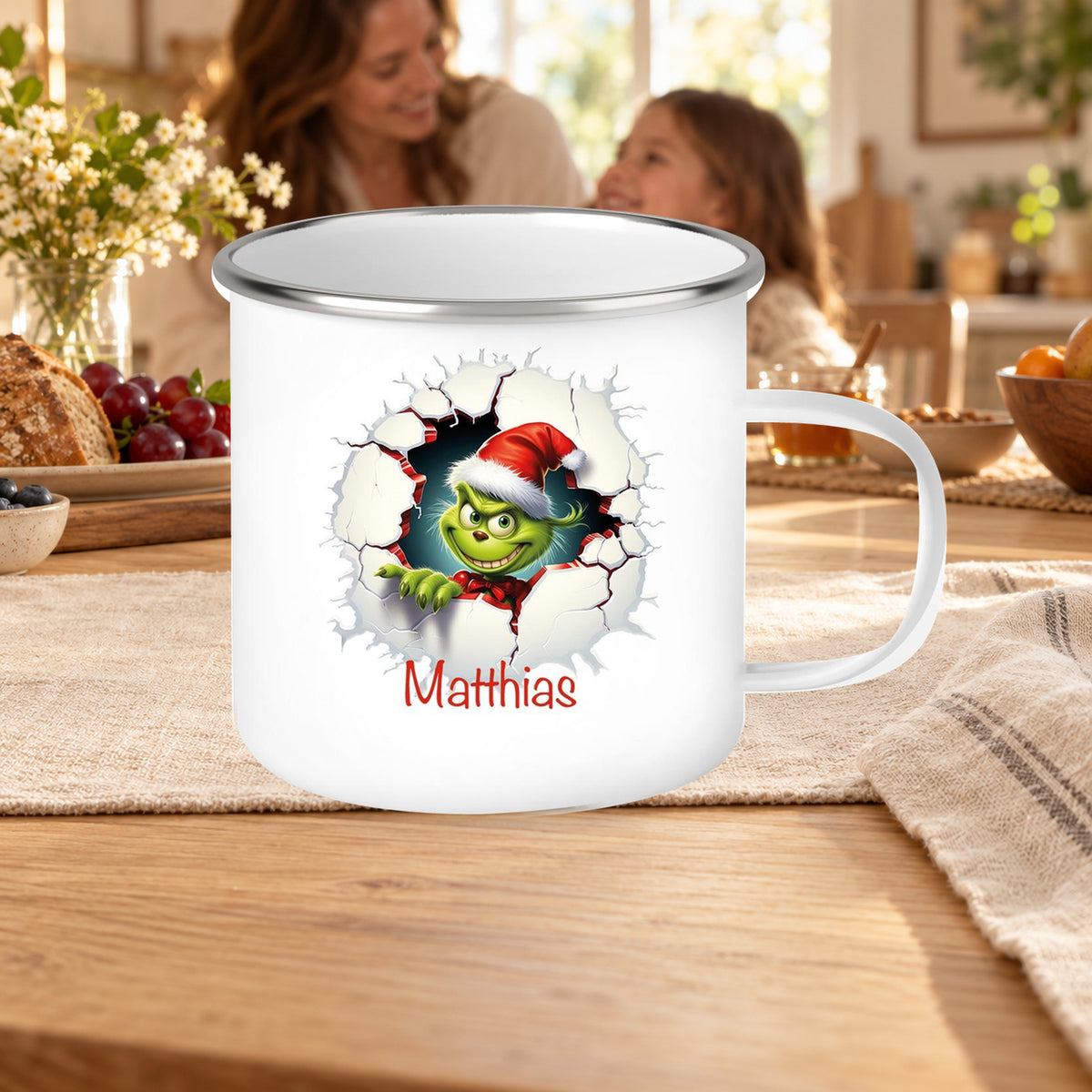 MUCKKI-PRO:63a54af856f44fba788efdf91ef0b794703a7f0402c7771032732d34de7c97fa:Tasse Wunschname Weihnachten Grinch 8 Emaille Kinderbecher