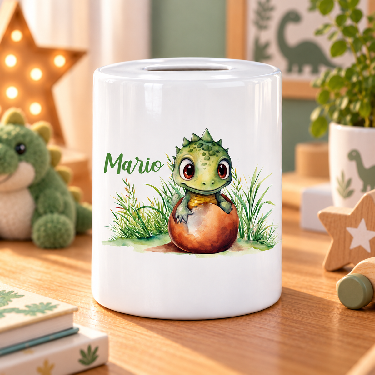 MUCKKI-PRO:88a2ffe6fba20be64b5a3abd18282cc07ab5ce5b8365357aa9f20e47eb45885d:Spardose mit Wunschname Dino 7 personalisiert