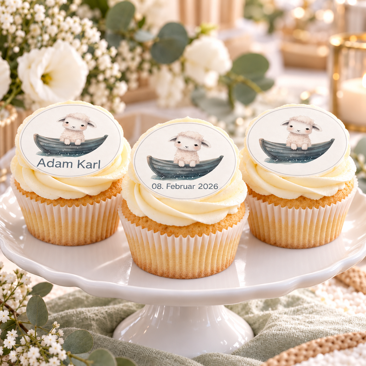 MUCKKI-PRO:c2082870ccebfc96edf5876f574c109b8930c3f2b679d17e3764631e45d9a626:Muffinaufleger Taufe Schaf 1 – 4 cm (20 Stück) oder 6 cm (12 Stück) mit Name und Taufdatum