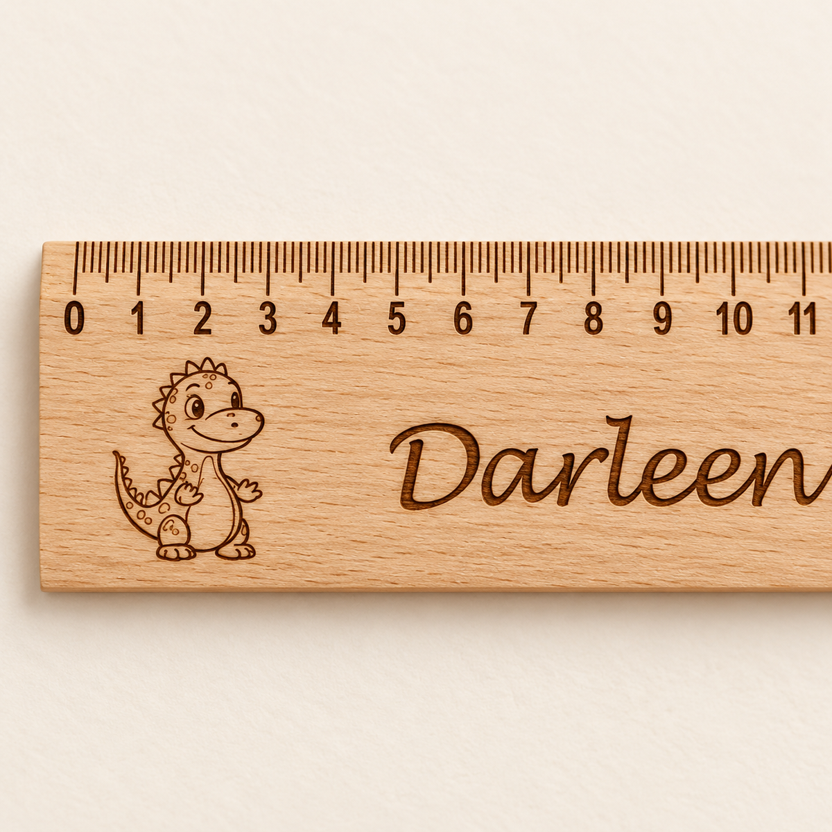 MUCKKI-PRO:d6c4f8c00938a930863573f0bd256b78043bef469d88b4dfacf7a327b8749a45:Lineal Holz personalisiert Dino 1, 30cm