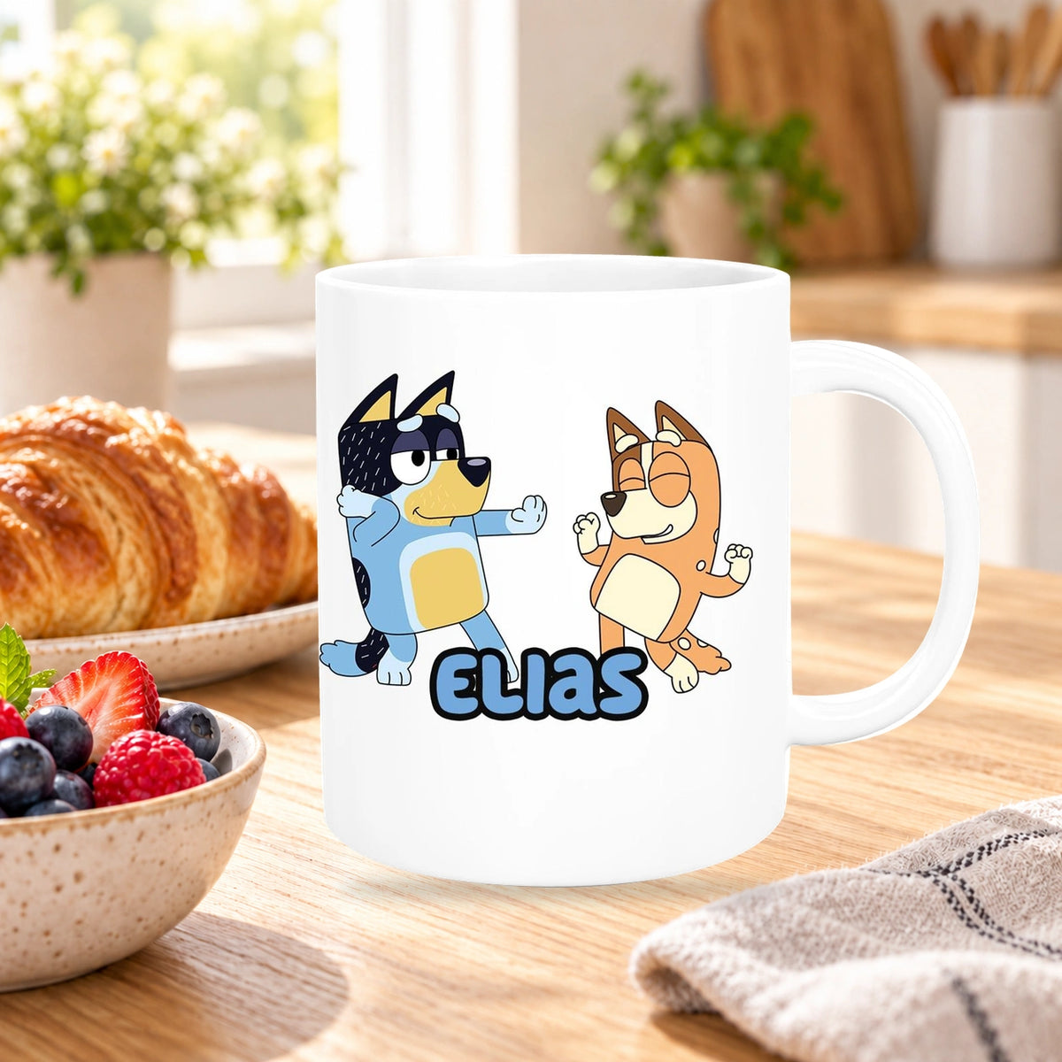 MUCKKI-PRO:3ac80b022791e8f274eb1636d1693ab05d068a18e157ffb3e79c0024e2ccc7df:Tasse Bluey 1 Wunschname Keramik Kinderbecher personalisiert versch. Farben