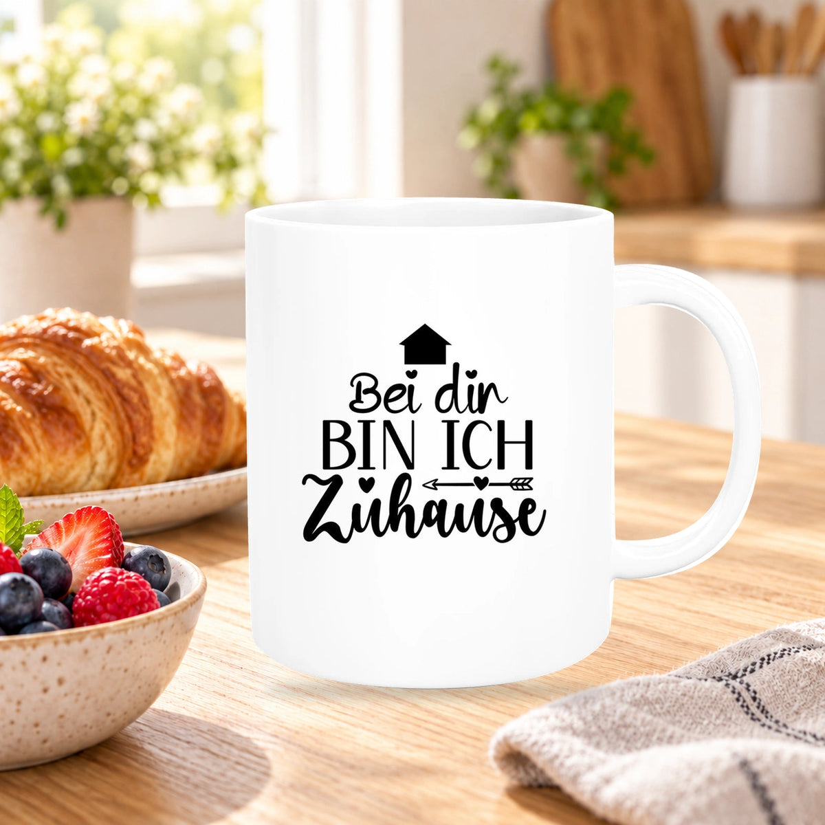 MUCKKI-PRO:08c701ba8251eb24b94da4e56c71ea492f9e65124df45ea63397189cfa1db296:Tasse Liebe - Spruch "Bei dir bin ich zu Hause" Valentinstag Wunschnamen Keramik personalisiert versch. Farben