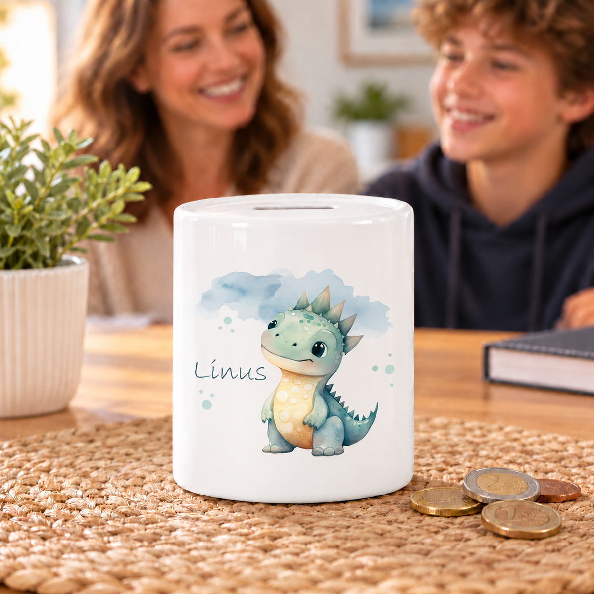 MUCKKI-PRO:1347d49962f3e30cf1ac83899b3f59cf9d06bc1afe549b357b27875217c265ce:Spardose mit Wunschname Dino 15 personalisiert