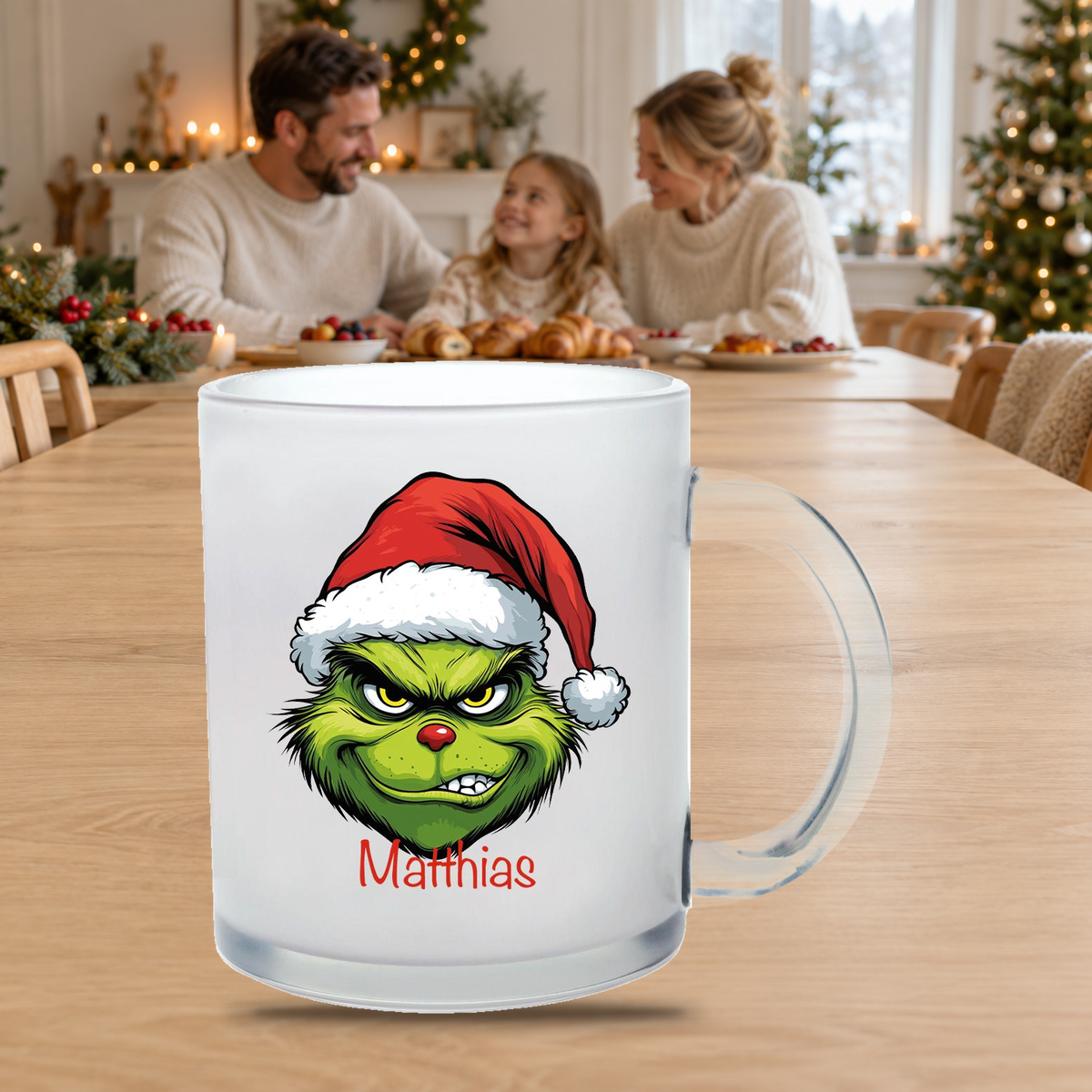 MUCKKI-PRO:79f3c17ee27282f252e1738c13562a624708c9f28e44a8e6ea39ff1525b08649:Milchglastasse Wunschname Weihnachten Grinch 9 Glas Kinderbecher