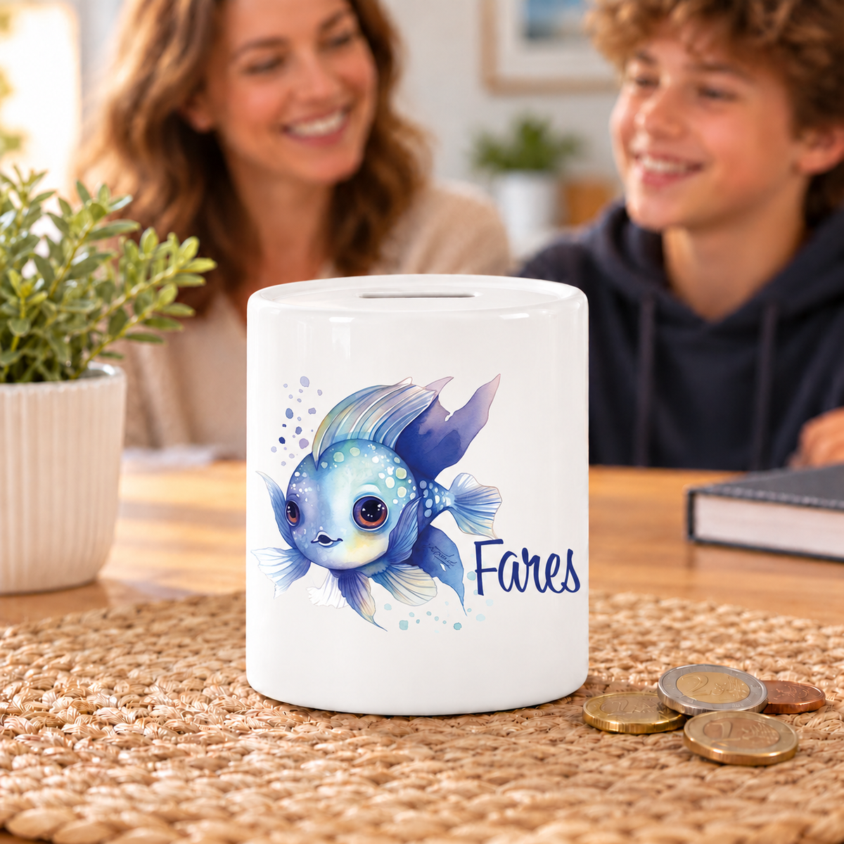 MUCKKI-PRO:d11a7d6ee5dc83cf94bf3f7b4a8db6c240b4a2e0f4525fddfcbfe3bc570524a8:Spardose mit Wunschname Meerestiere Fisch 2 personalisiert