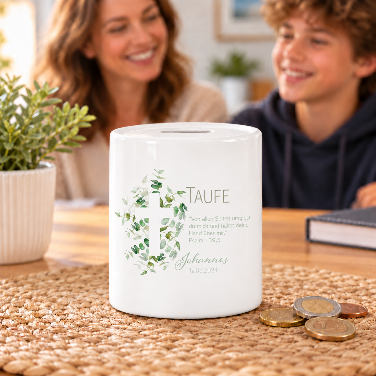 MUCKKI-PRO:460f7cba8d9975b6870b57415e615ef0a2690bd2c8ebd696eb1a07f547bff350:Spardose mit Wunschname Taufe Kreuz 1 personalisiert
