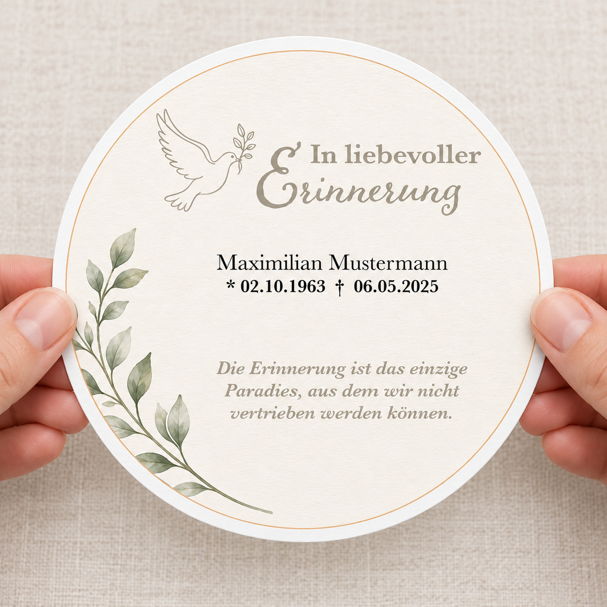 MUCKKI-PRO:202fa397f09a182f72b106b007dcbf1e3120614ba99ab8374867d9df3d665553:Tortenaufleger Trauerfeier Vogel 01 mit Name & Datum (20 cm) Fondant