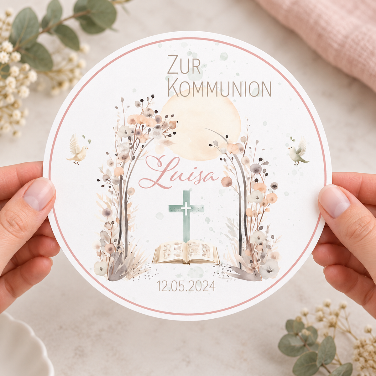 MUCKKI-PRO:f1c6cec610fdd6d8576e4cb45a182ed9dbc81f60ce42eec5219dfd36c160fcfc:Tortenaufleger Kommunion Blüten 1 Name & Datum (20cm)