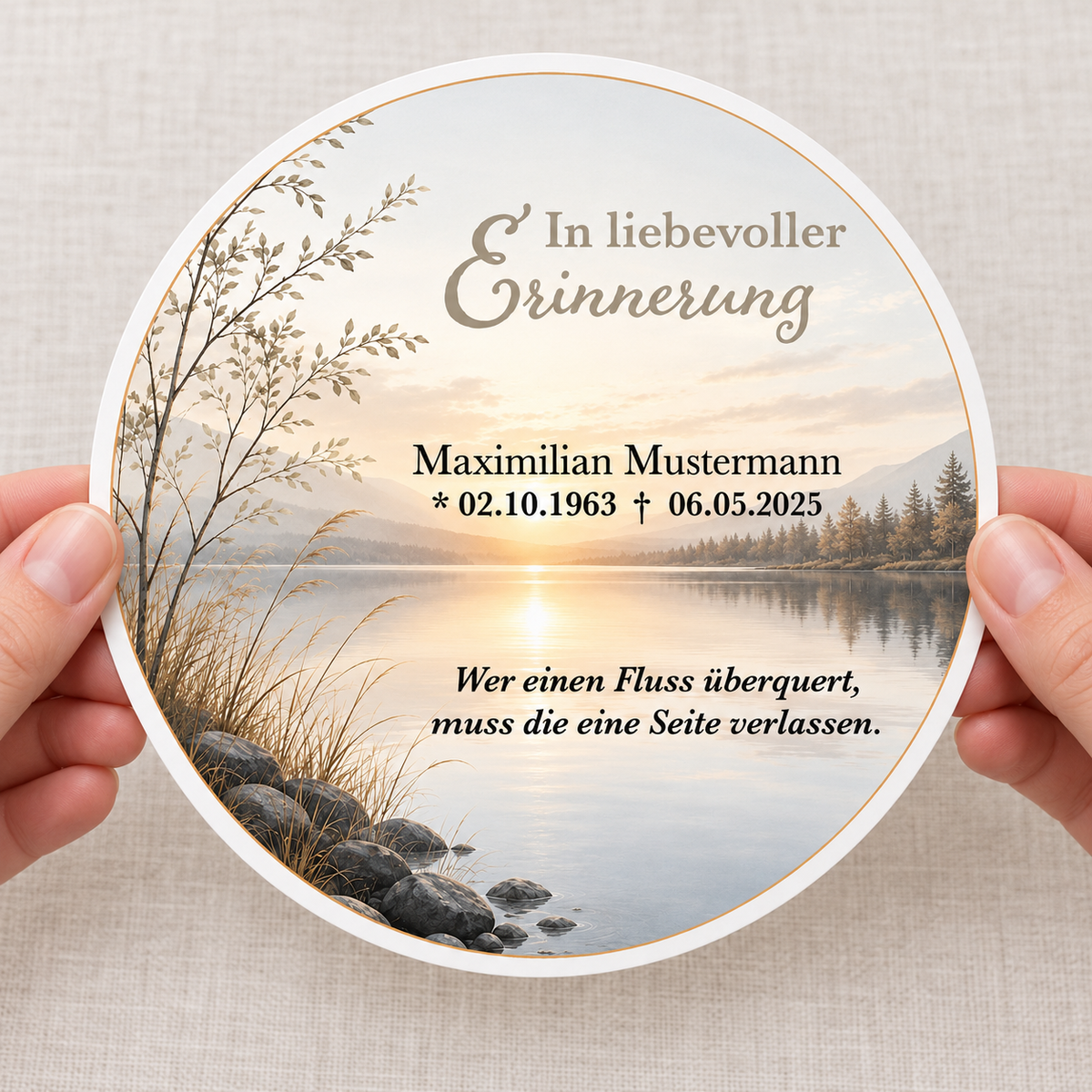 MUCKKI-PRO:c8d30efbb99bb4dfc51f1590c32cce842299cf587d239b01649f4670cdb8d94c:Tortenaufleger Beerdigung & Trauerfeier See 01 – personalisiert mit Name & Datum