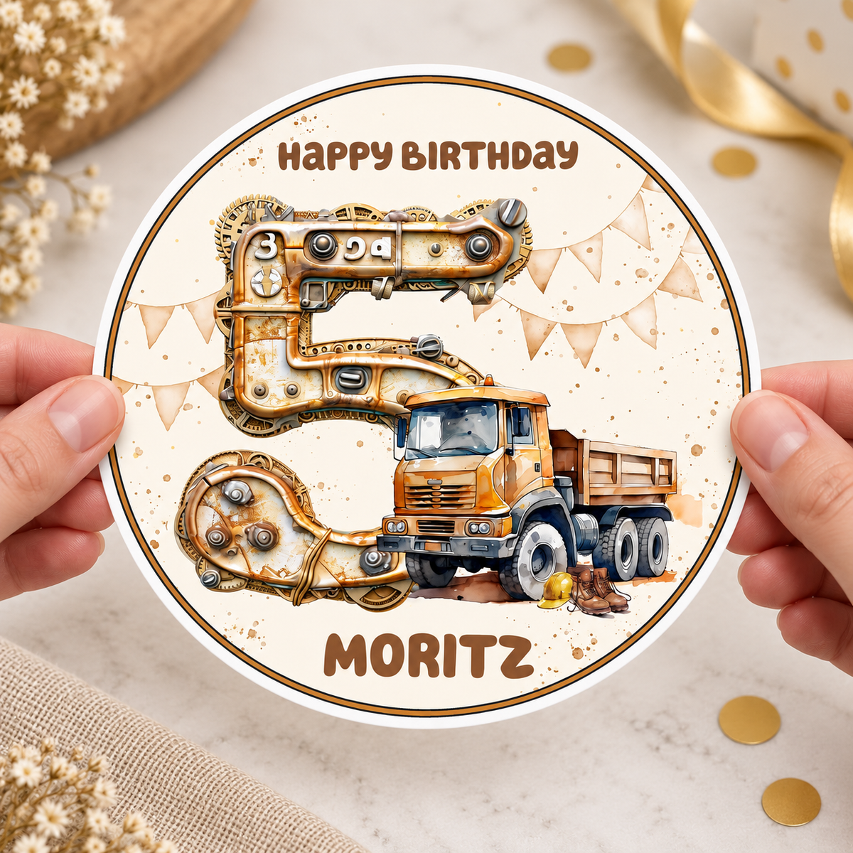 MUCKKI-PRO:3c9345a67792a24932f7bdb794c530a2f31e7caad8398e38d169a33e1ea4a989:Tortenaufleger Geburtstag Baufahrzeug 3 Kipper Baustelle Name & Zahl (20cm) Fondant Papier
