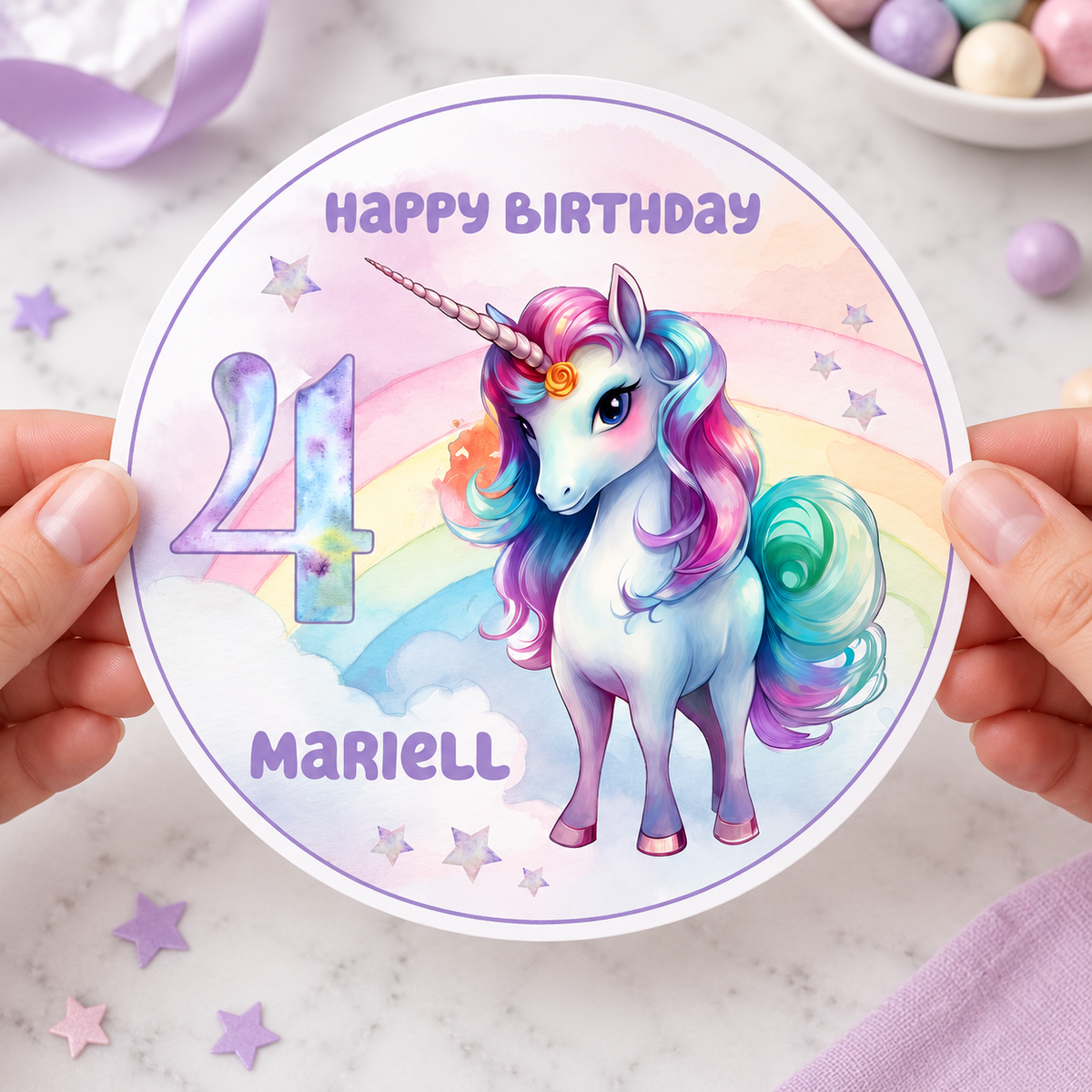 MUCKKI-PRO:af95ab2e14497d6d13d7a19d8172a89a1dd646e93559723ca70fb91adf02f0b4:Tortenaufleger Geburtstag Einhorn 4 Name & Zahl (20cm) Fondant Papier