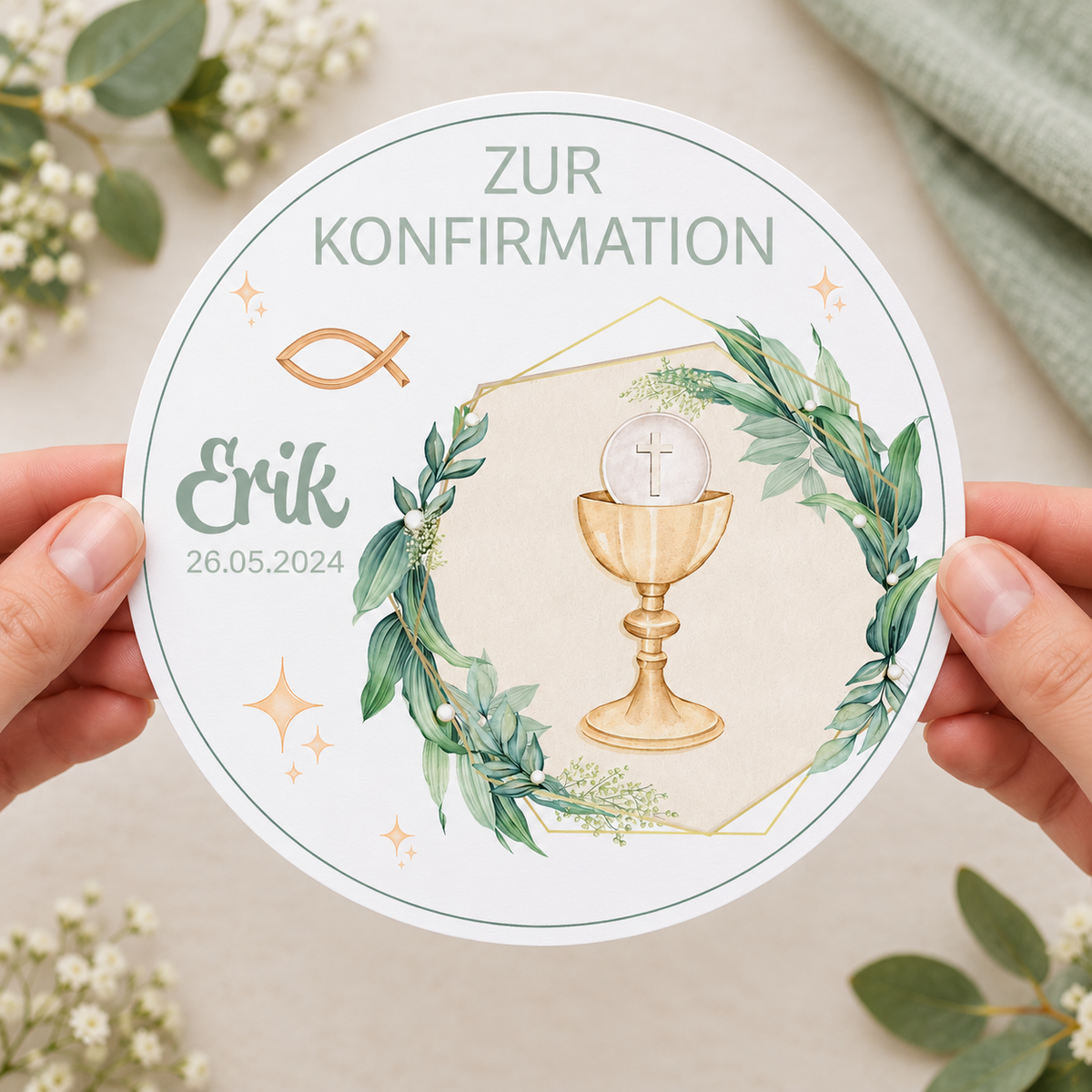 MUCKKI-PRO:b65ec91ae481efeb3a7a938875cd6965b793732bee787f1d92338b2c3e5e6c2a:Tortenaufleger Konfirmation Kelch 1 Name & Datum (20cm)