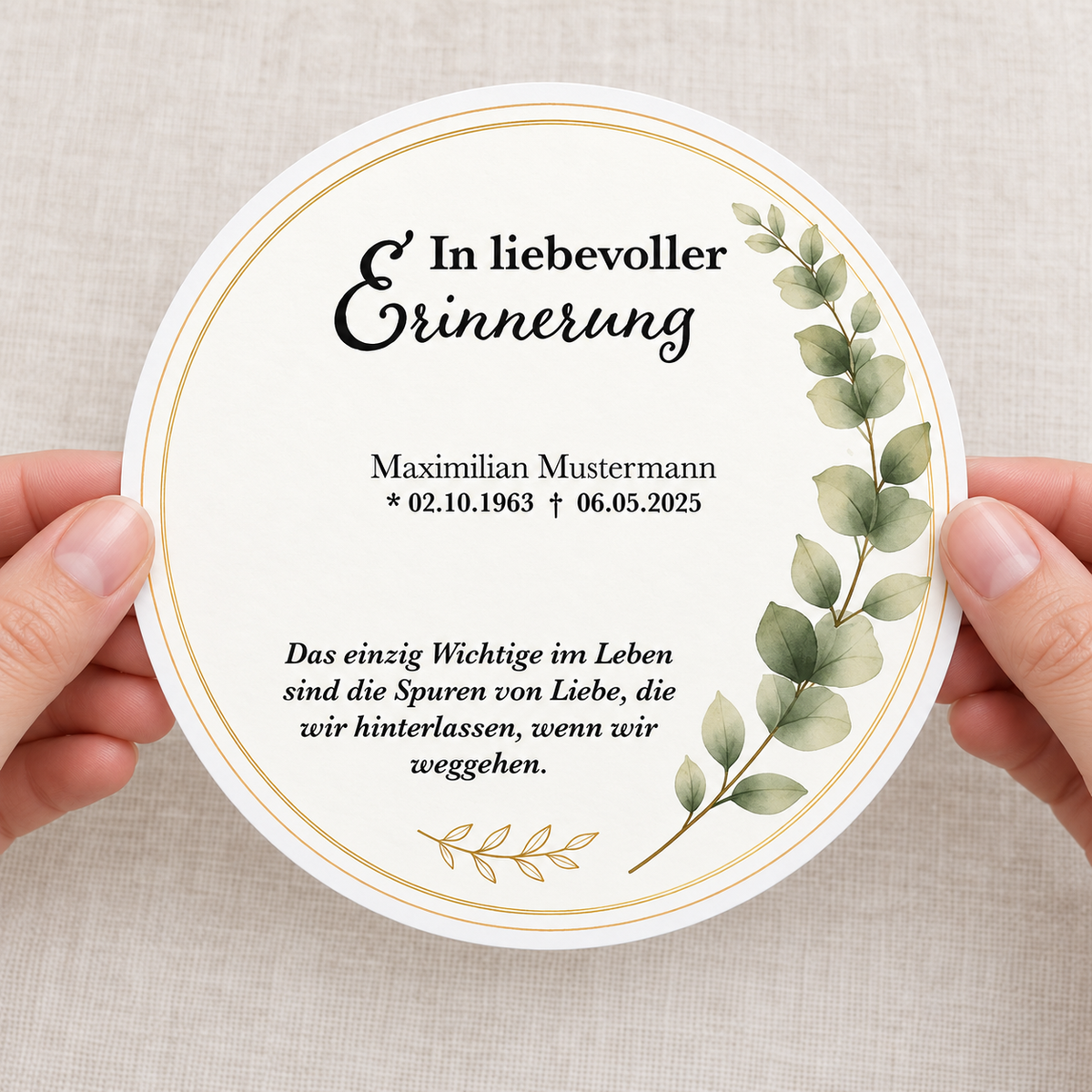 MUCKKI-PRO:659a474e3e84be5bec297ffd8af9ac33554370d58c5f57a1e05f0f0db7635049:Tortenaufleger Beerdigung & Trauerfeier Eukalyptus 01 – personalisiert mit Name & Datum Fondantpapier 20cm