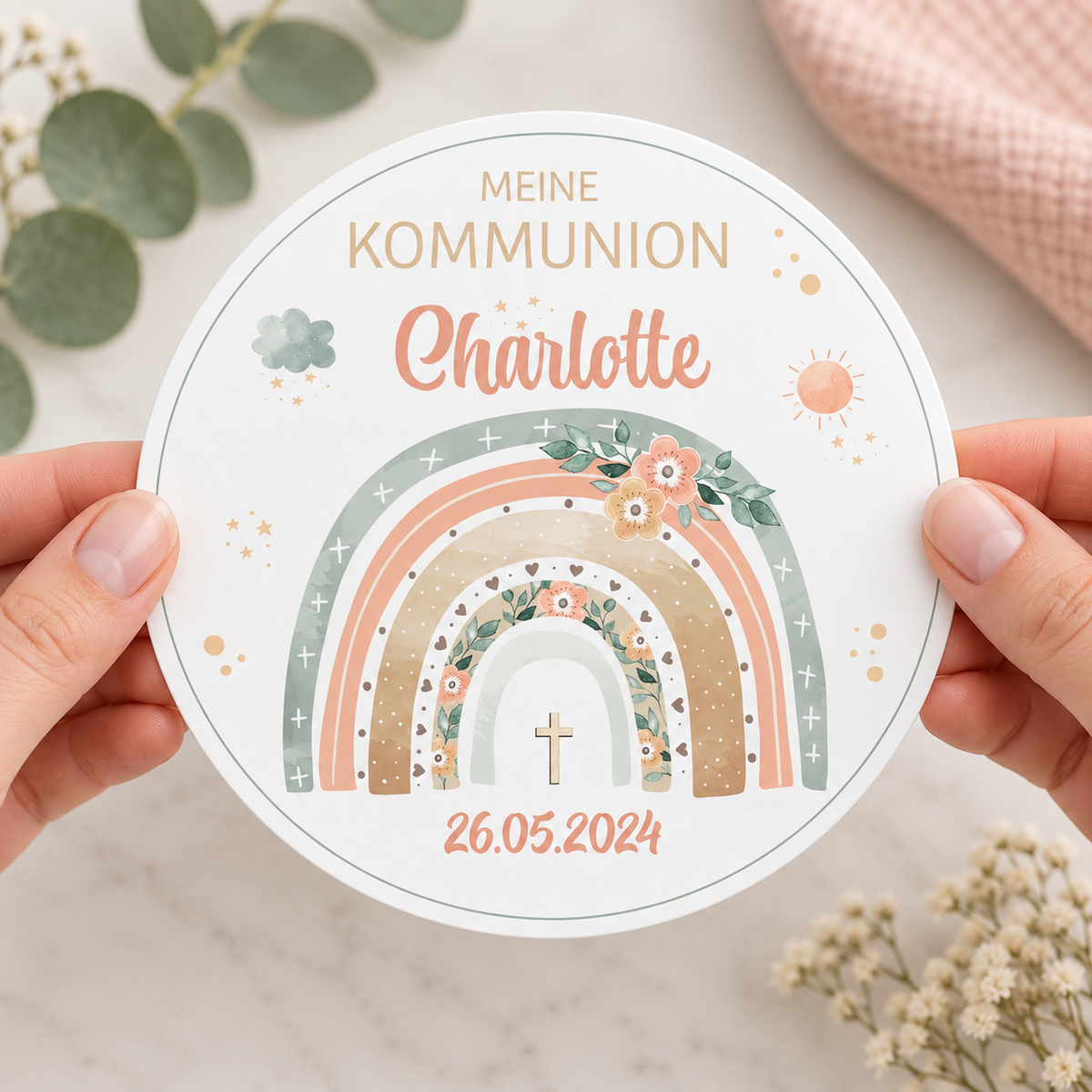 MUCKKI-PRO:bb6db996237f1731cf3a7fdc6efa166c2282be5d542cc9d3610b01d0e48f91f2:Tortenaufleger Kommunion Regenbogen 1 Name & Datum (20cm)