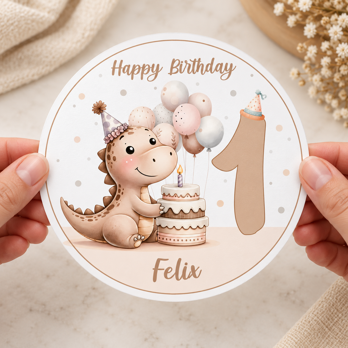MUCKKI-PRO:f878c6a008a30d2652f2e6ea4cb09c59c779be809b2cdc9abc506ebce80c63ae:Tortenaufleger Geburtstag Dino 7 Name & Zahl (20cm) Fondant Papier