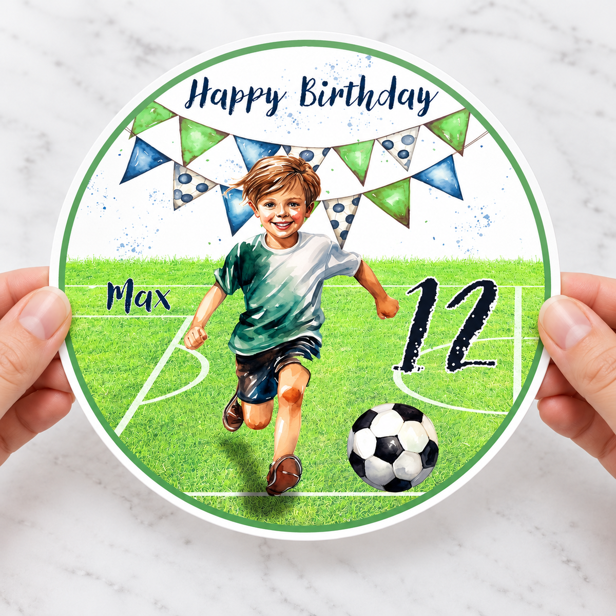 MUCKKI-PRO:ecb9aecfad70d2a870ca4c68ae5b2574f212cedc8eefe7484e4fef6a8dc27a7b:Tortenaufleger Geburtstag Fußball 6 Name & Zahl (20cm)