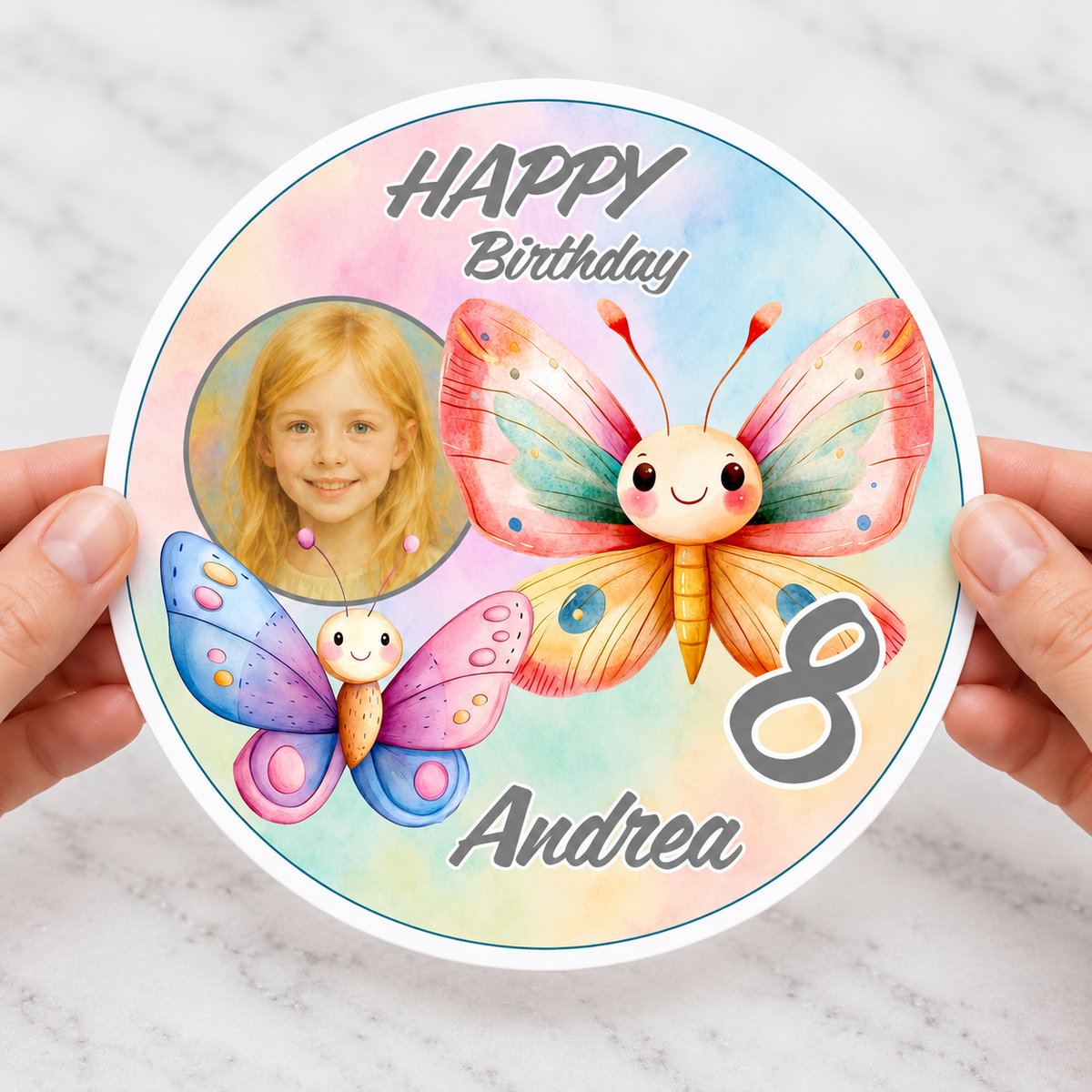 MUCKKI-PRO:d66509517b08cb74594b530d9b103d962767eee010ea5a0d2585bdace6f44908:Tortenaufleger Geburtstag Schmetterling 3 mit Bild Name & Zahl (20cm) Fondant Papier