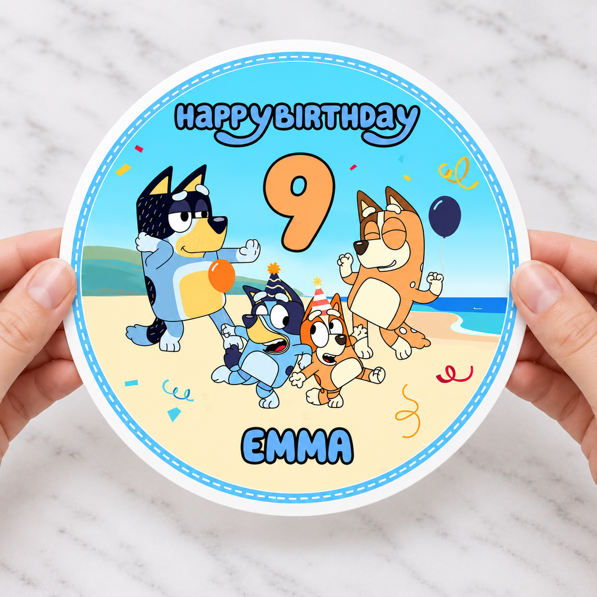 MUCKKI-PRO:4a839810dc5aeabb73a09a5886c3af049aa848a80647dfae2d7dc9f0ef2ec527:Tortenaufleger Geburtstag Bluey 1 Name & Zahl (20cm) Fondant Papier