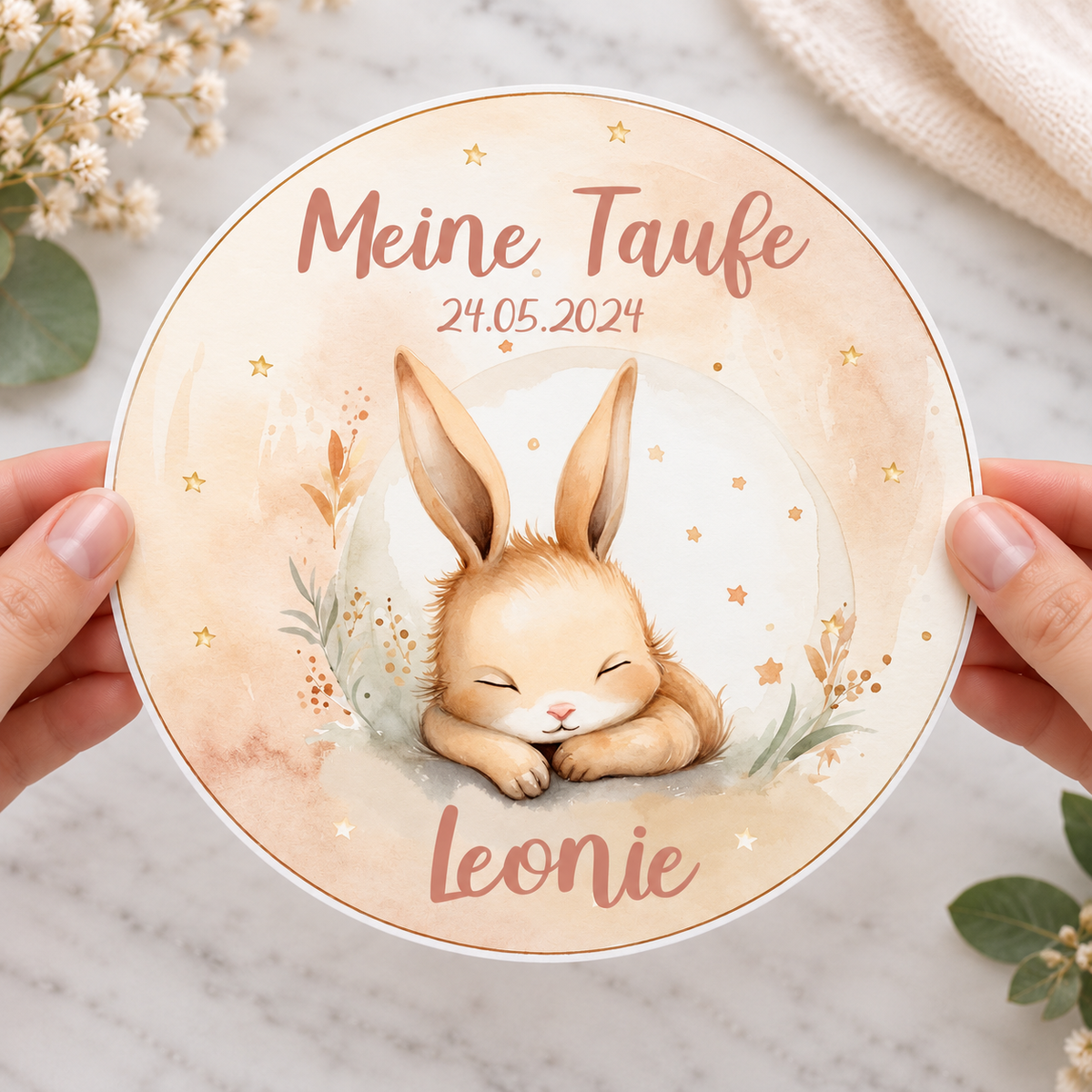 MUCKKI-PRO:7e16a59143332b62c0120a84d9684545884cfb6773196cca1638133b06a34dd3:Tortenaufleger Taufe Hase 2 Name & Datum (20cm)