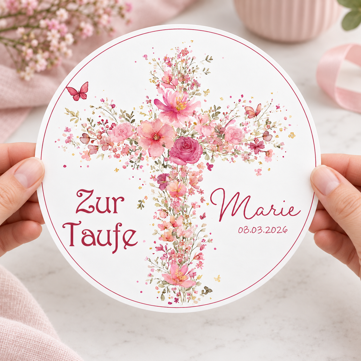 MUCKKI-PRO:bb4eb2ff1c734945a719535eb9ec7deca016e9ea79b7ee67449f6f5c5aaa1d1a:Tortenaufleger Taufe Kreuz 2 Name & Datum (20cm)