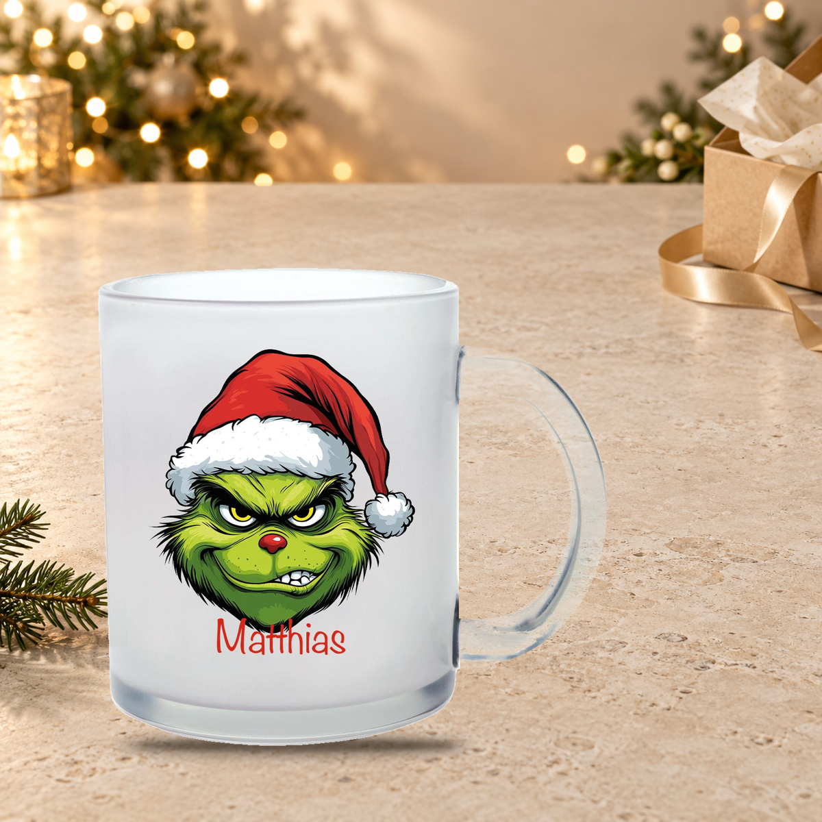 MUCKKI-PRO:e14384e7352d0abad5f919932dc8630b524b8229b8445b1cfa03bcea308ffd6b:Milchglastasse Wunschname Weihnachten Grinch 9 Glas Kinderbecher