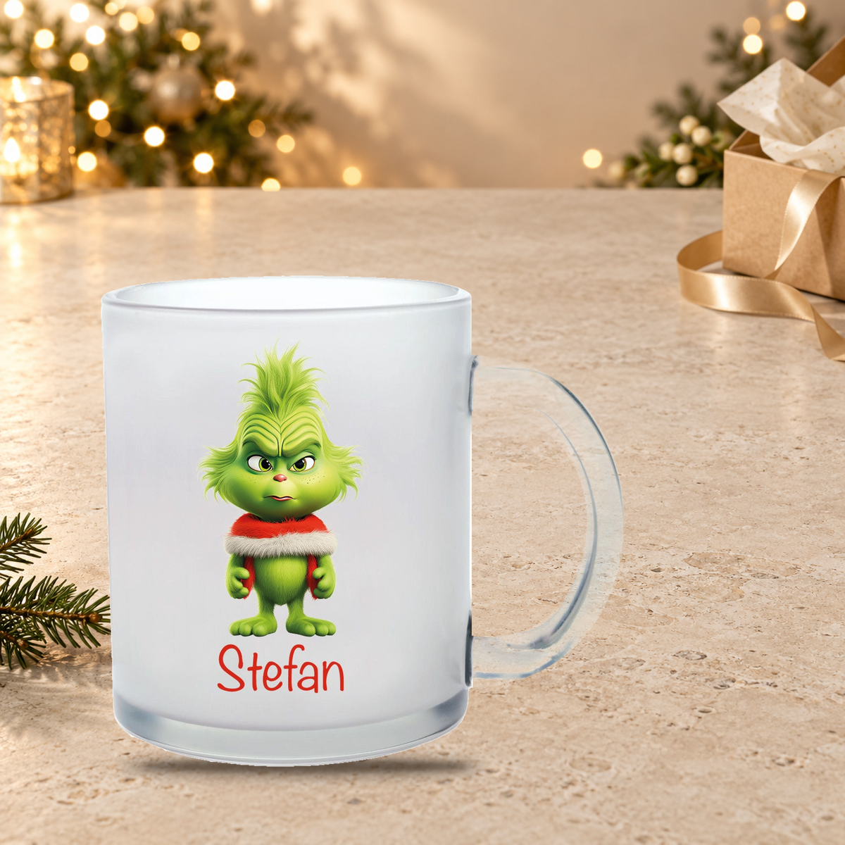 MUCKKI-PRO:5efcc8bbfa5f914d2e80713c4126bed86a19b65f5803ed53a8de4425f7634efd:Milchglastasse Wunschname Weihnachten Grinch 1 Glas Kinderbecher
