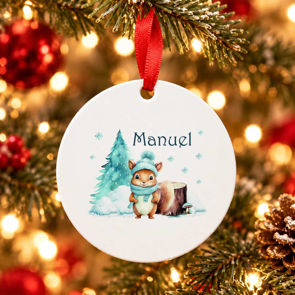 MUCKKI-PRO:945e02fb4c4c0882b2b477287b46f5b6543c9c6daced30a9fdb921e9724885c7:Weihnachtsanhänger personalisiert Eichhörnchen mit Wunschnamen – Rund, Stern, Herz oder Glocke
