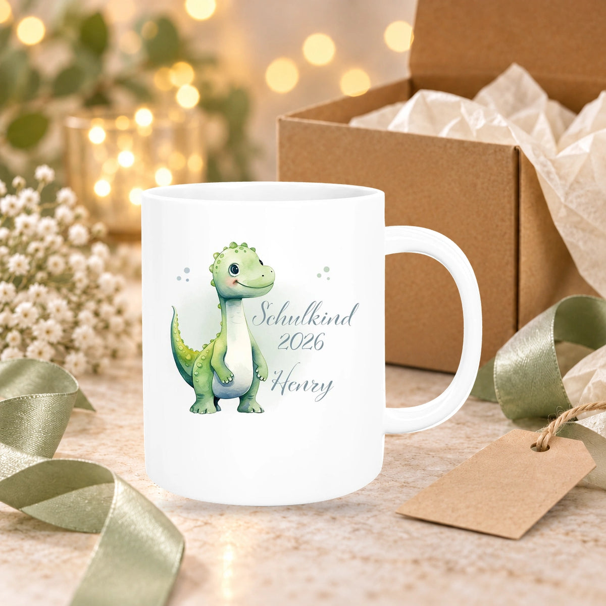 MUCKKI-PRO:77b49933f862894dbaa4990fb257314bc5de82b7962d3a91c812e85e08b7827b:Tasse Schulkind 4 Wunschname Dino1 Keramik Kinderbecher Personalisiert versch. Farben