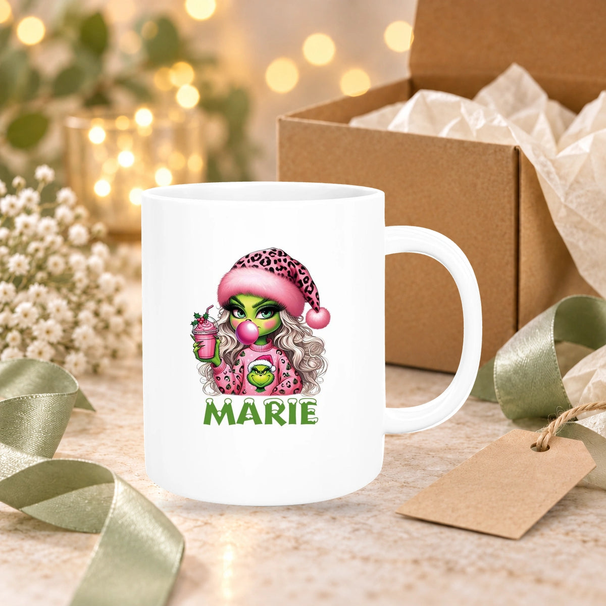 MUCKKI-PRO:1b4a42edeacb9b1b0de007d3fe31a4fc05f1207f0de2bfe53337583043310d46:Tasse Wunschname Weihnachten Lady-Grinch 5 Keramik Kinderbecher versch. Farben