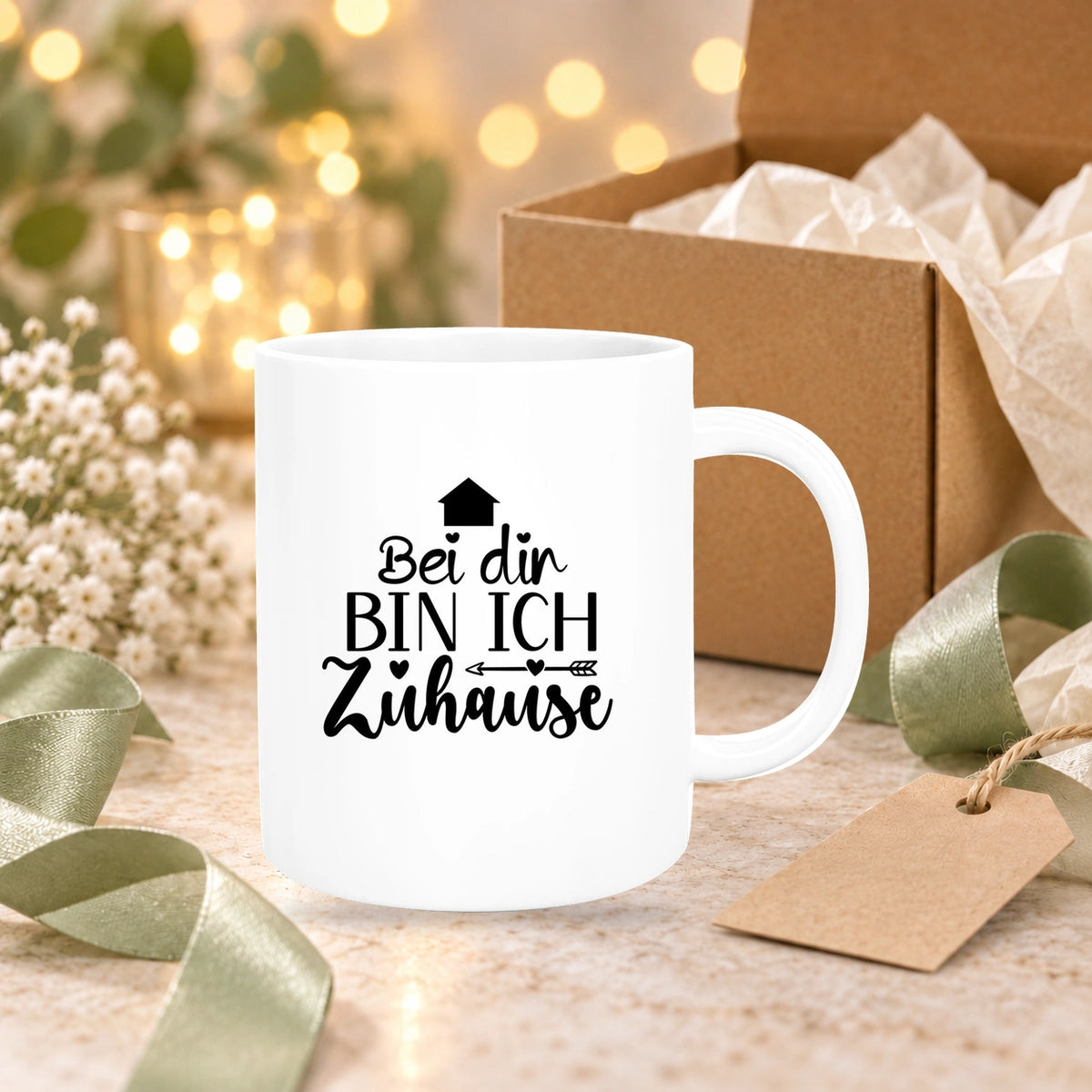 MUCKKI-PRO:3bf19c88b574f29d196ff1c9bdc1908d6bd44b7f89443ba983d4ece0e4c5f3c0:Tasse Liebe - Spruch "Bei dir bin ich zu Hause" Valentinstag Wunschnamen Keramik personalisiert versch. Farben
