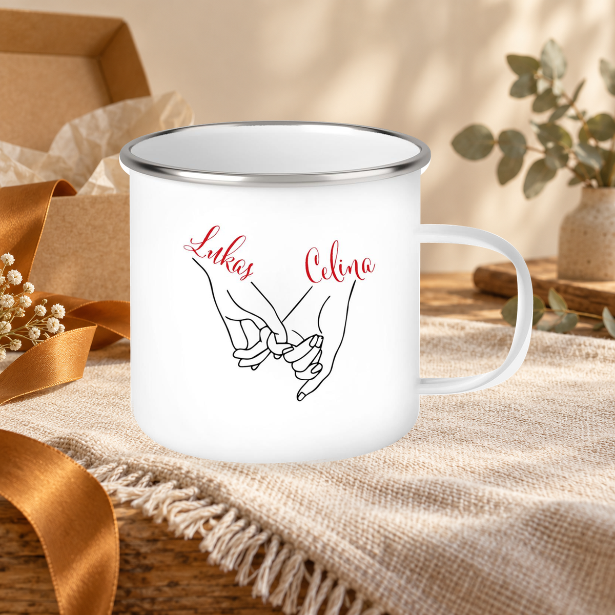 MUCKKI-PRO:ab0c18741abe6be940a39a33cfc76441d6d9926fd22f1b61138ee7adaba5ac32:Tasse Hände Valentinstag 5 Wunschnamen Emaille personalisiert