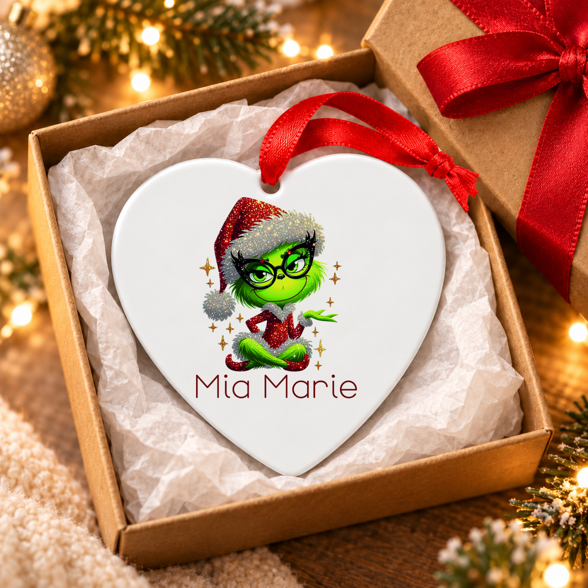 MUCKKI-PRO:d7c8eee1070515c455d7751a53e5290579a0dfde148fcd3ba59e3b8837ff0fdf:Weihnachtsanhänger personalisiert Lady-Grinch 4 mit Wunschnamen – Rund, Stern, Herz oder Glocke