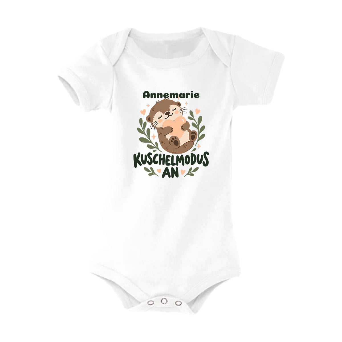 MUCKKI-PRO:b4eb2b2a2f4e02f65fff0bbe945552f6642a08d2ab5f61e8f17d1e43c9b35546:Personalisierter Babybody „Kuschelmodus“ mit deinem Wunschnamen