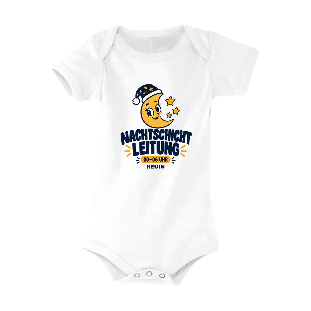 MUCKKI-PRO:888d7ad2cb53042ac2488f7983ab8e23f3ff127ac7ceef7e0c7db0eedc5b95fb:Personalisierter Babybody „Nachtschicht“ mit deinem Wunschnamen