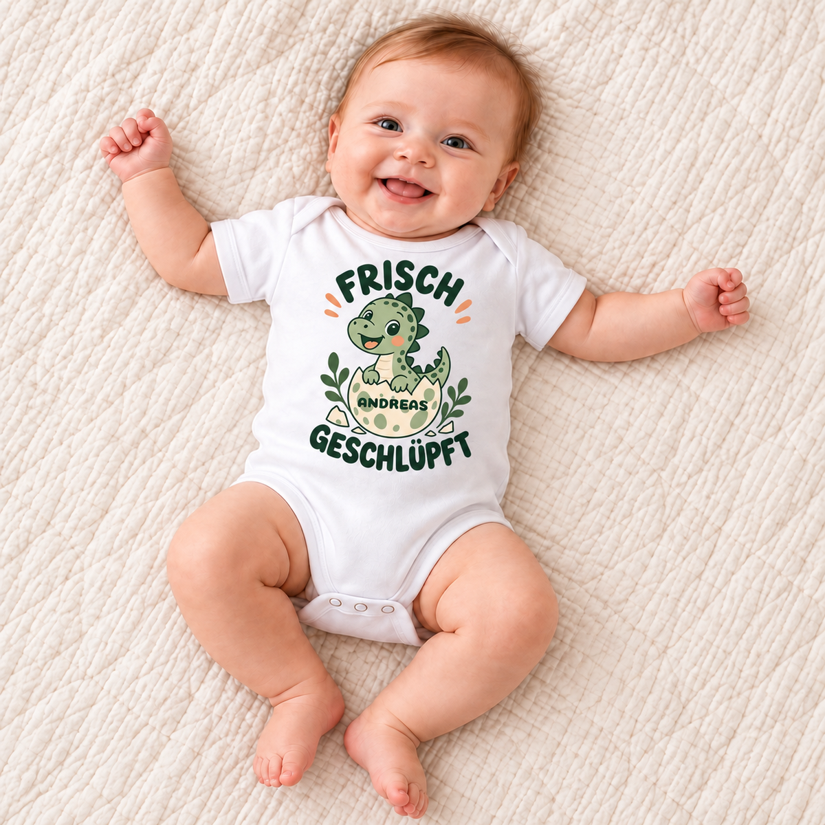 MUCKKI-PRO:530013a9152cebf1842a166a5e5cad2c2d23c33617aab7c9b88d9767ea1eef95:Personalisierter Babybody „Frisch Geschlüpft“ mit deinem Wunschnamen – 03/06M (60/67)