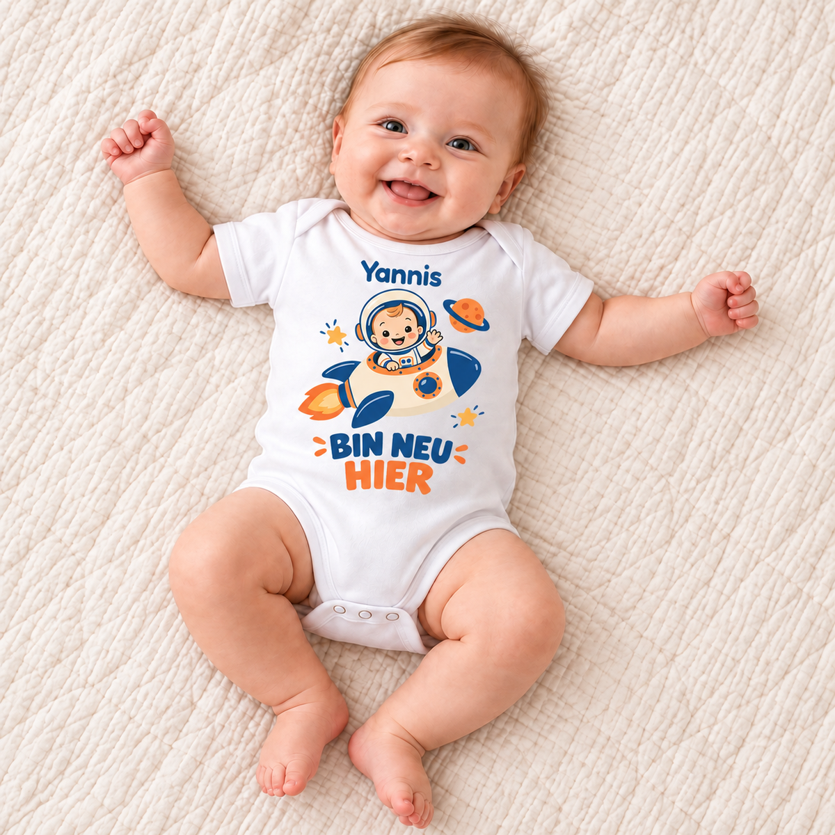 MUCKKI-PRO:590a0fcf40c862f82902a06806725699968b1b9c03d65b95f1e6bee5a0656d17:Personalisierter Babybody „Astronat - BIN NEU HIER“ mit deinem Wunschnamen