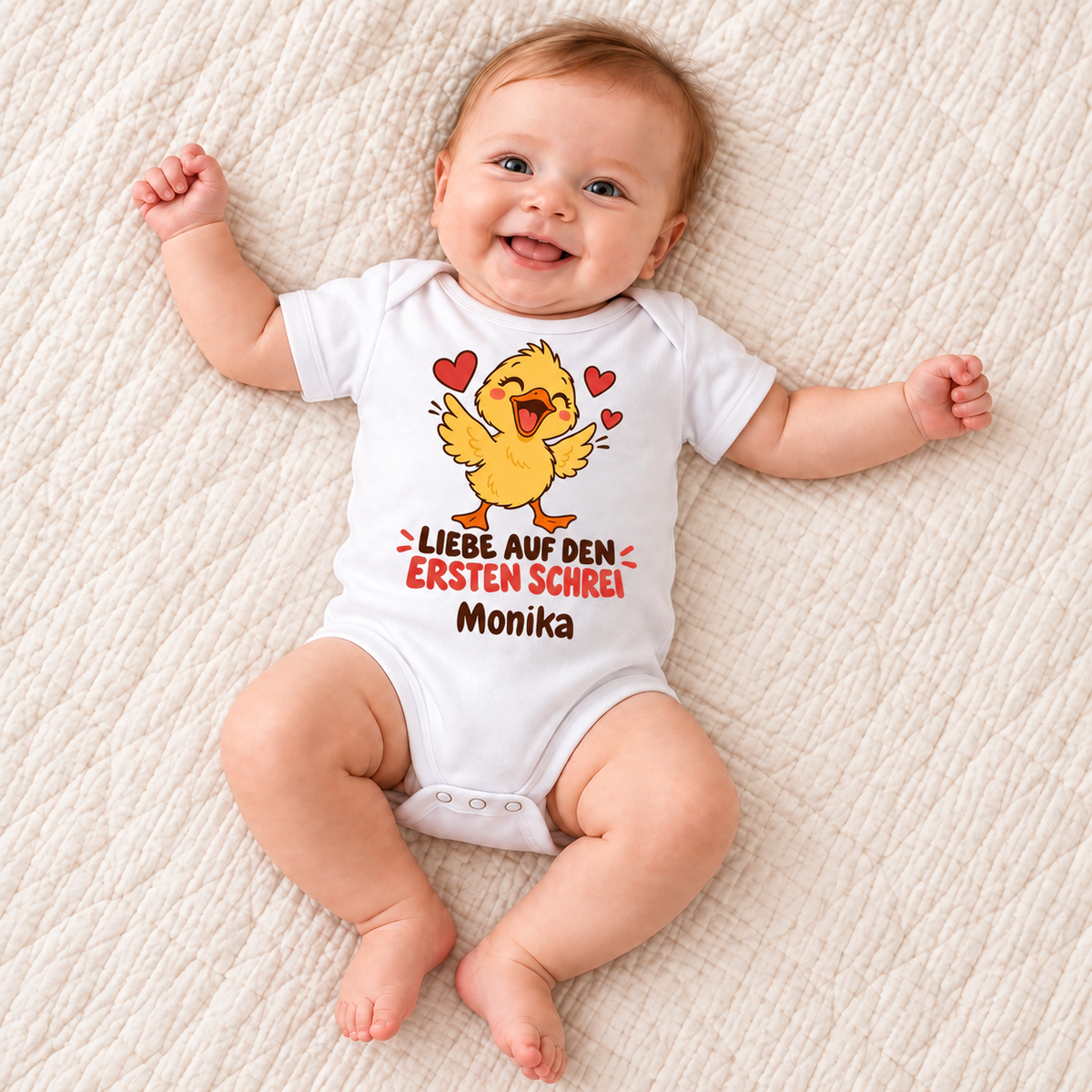 MUCKKI-PRO:7cff4c9c1aace5c9dafa045f159abbd8e9aac19b4954c17231b4b6f68c53fc1d:Personalisierter Babybody „LIEBE AUF DEN ERSTEN SCHREI“ mit deinem Wunschnamen
