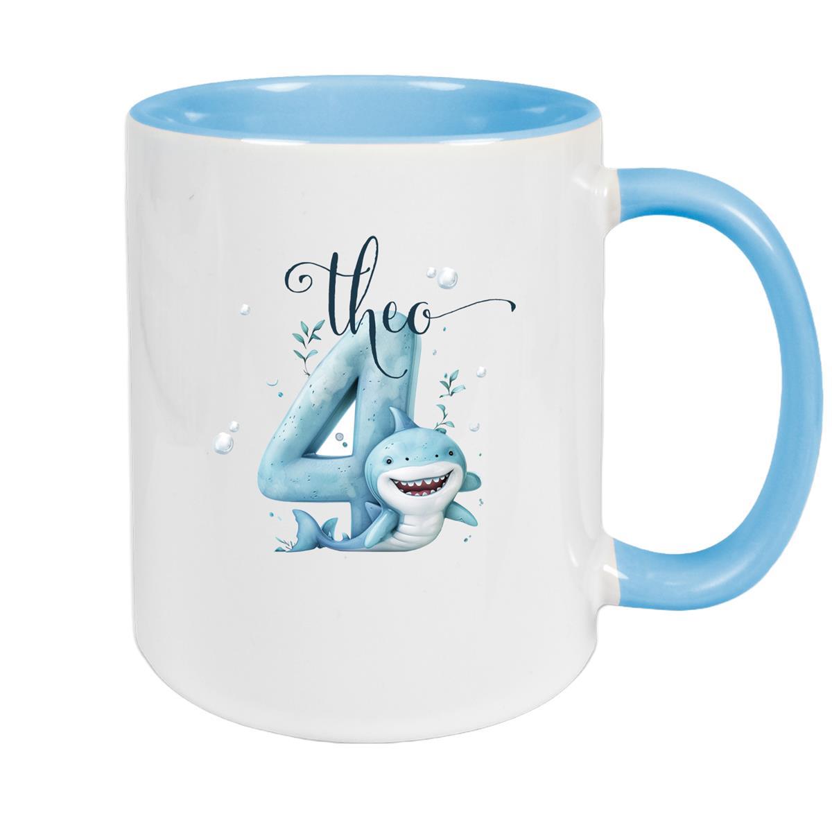 MUCKKI-PRO:cd3a1598375eeeb003ab2f3d7d48cc29d369d37eff177ebcb1961383dc9787af:Tasse Geburtstag Hai Zahl 1 Wunschname Keramik Kinderbecher Personalisiert – Hellblau