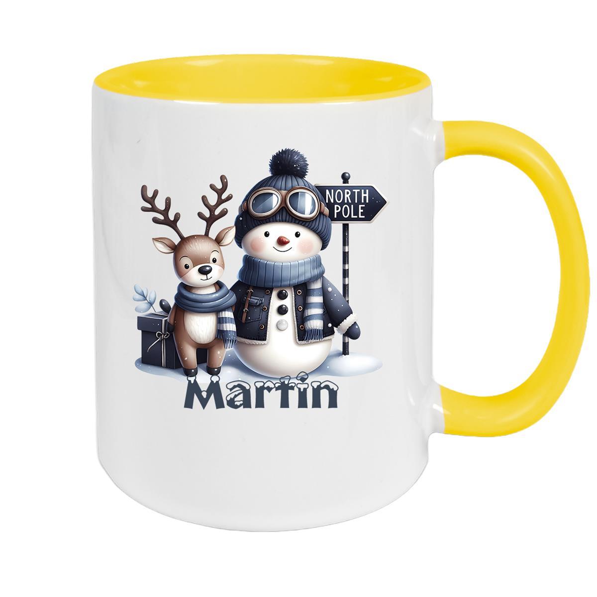 MUCKKI-PRO:32e427cb7ba89170d41ca56c918f87a6ea1eb7638693bc6cd39052b1c251adc7:Tasse Wunschname Weihnachten Schneemann 5 Keramik Kinderbecher – Gelb