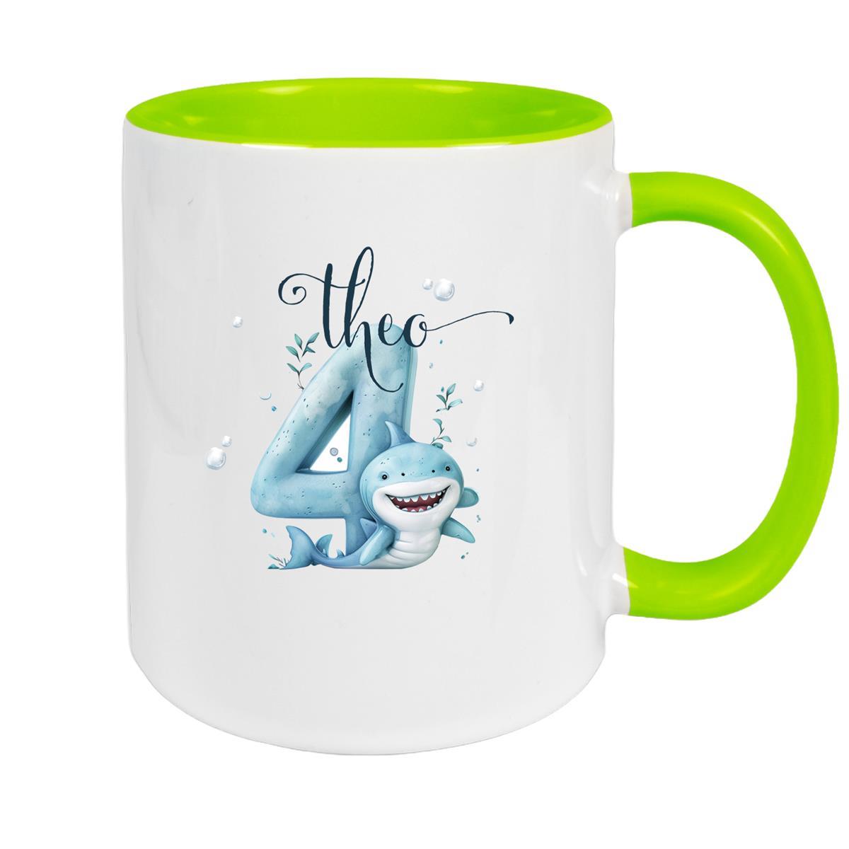 MUCKKI-PRO:41c34f3fb3cefe0e12d2e9d98bf52233bc5d3692cfdef32253e44b14b4a8eaf9:Tasse Geburtstag Hai Zahl 1 Wunschname Keramik Kinderbecher Personalisiert – Grün