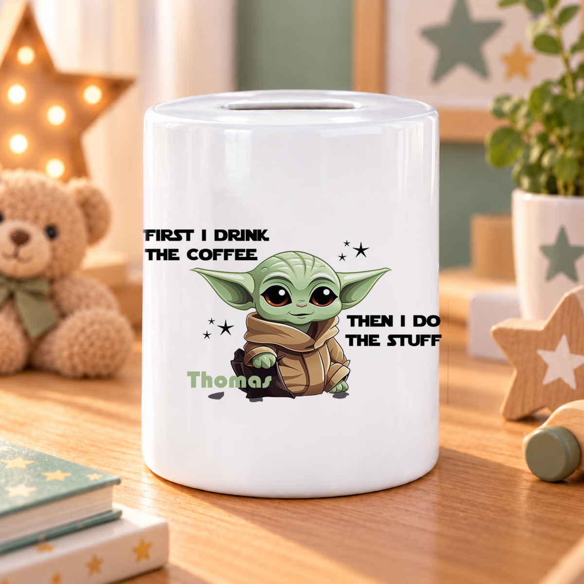 MUCKKI-PRO:292fb862c25953f1ffab0030c22a0877e850e61c28479ca925127247da3592e8:Spardose Baby-Yoda 2 Wunschname personalisiert