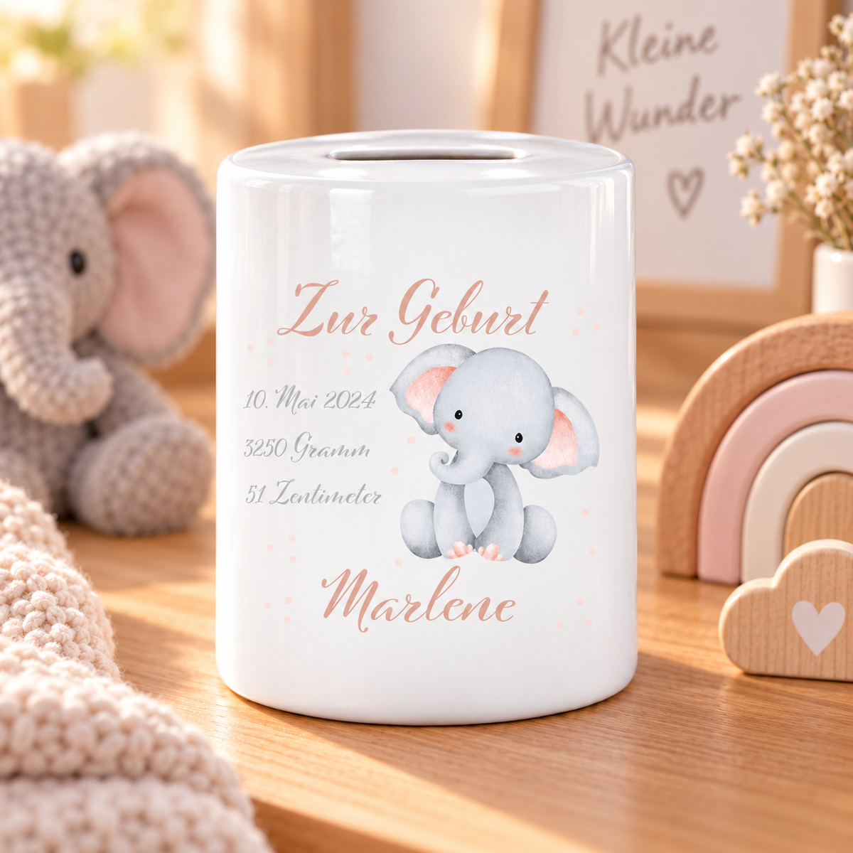 MUCKKI-PRO:e2df45d02ab42ce2639826e84a343bad82656bd4d434a1c0aab82a60bcc477e0:Spardose mit Wunschname Geburt Elefant 1 personalisiert