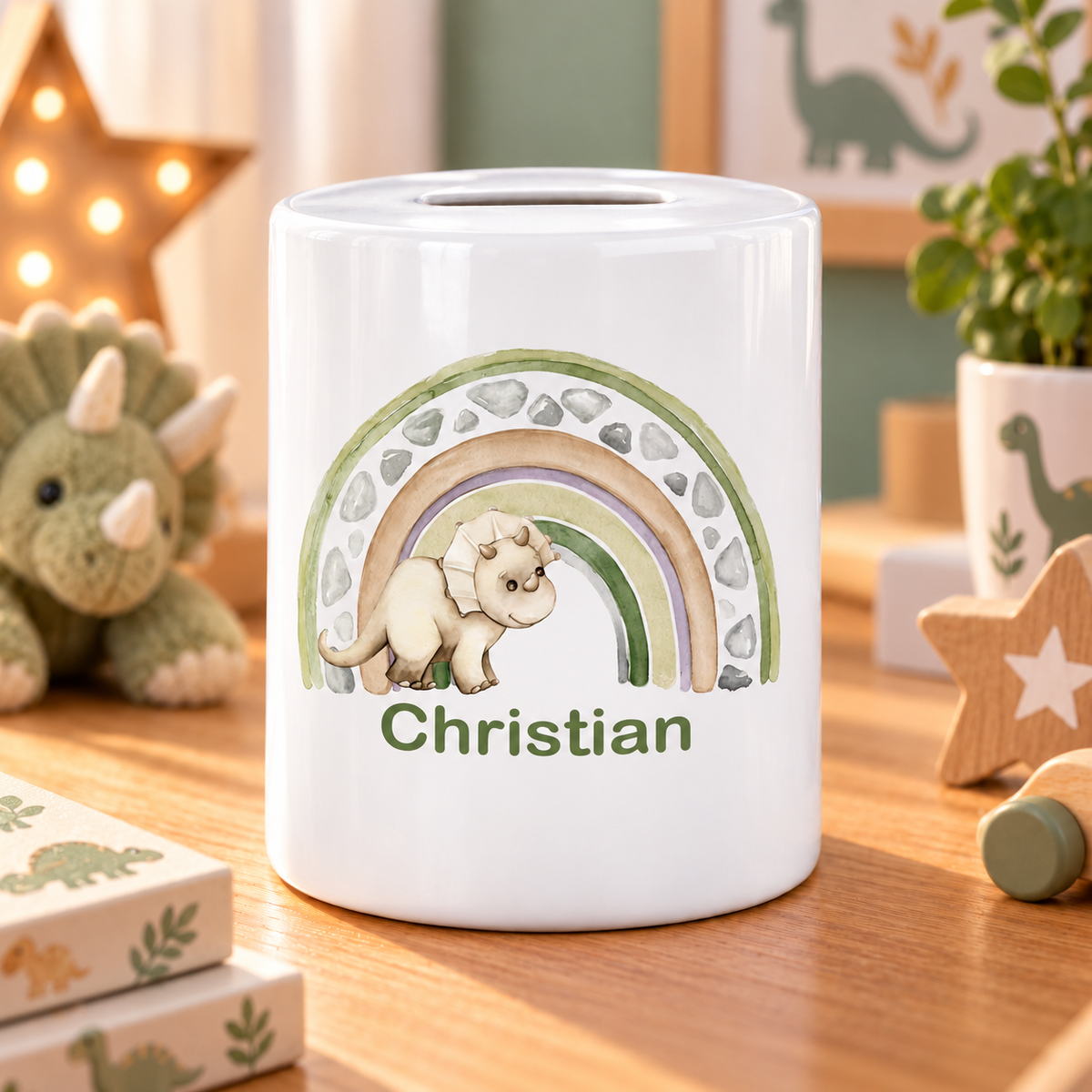 MUCKKI-PRO:48ce1ff6f8191ffae30439552e43cb6babe1c781b745f7244a201b8b02fb26eb:Spardose mit Wunschname Regenbogen-Dino personalisiert