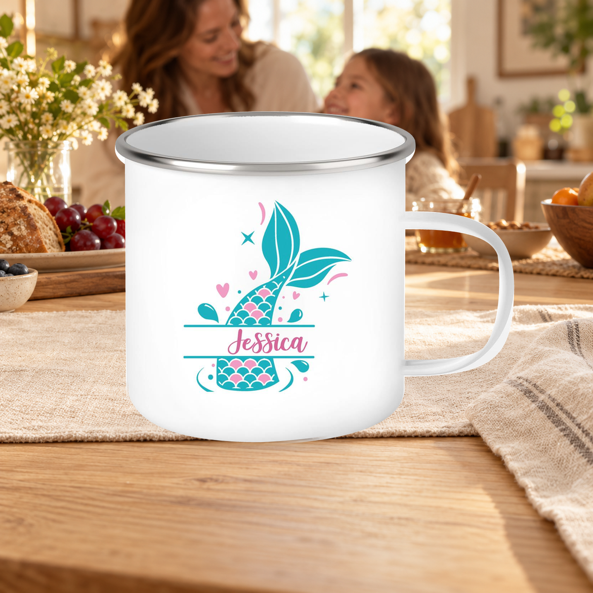 MUCKKI-PRO:49cd5f93271917d48ff75895016c7da57e4f872c86c1605f22c2b52b907a4d23:Tasse Meerjungfrau-Flosse 1 Wunschname Emaille Kinderbecher personalisiert