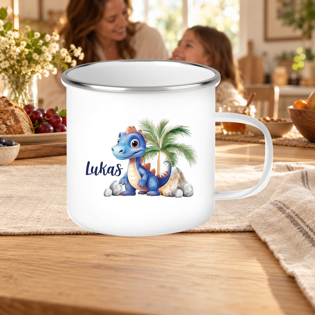MUCKKI-PRO:e8831f0c3971488fb13502bf90aa8bc9a0ab5bd73e4d049ba32288022d1f49e7:Tasse Wunschname Dino 8 Emaille Kinderbecher