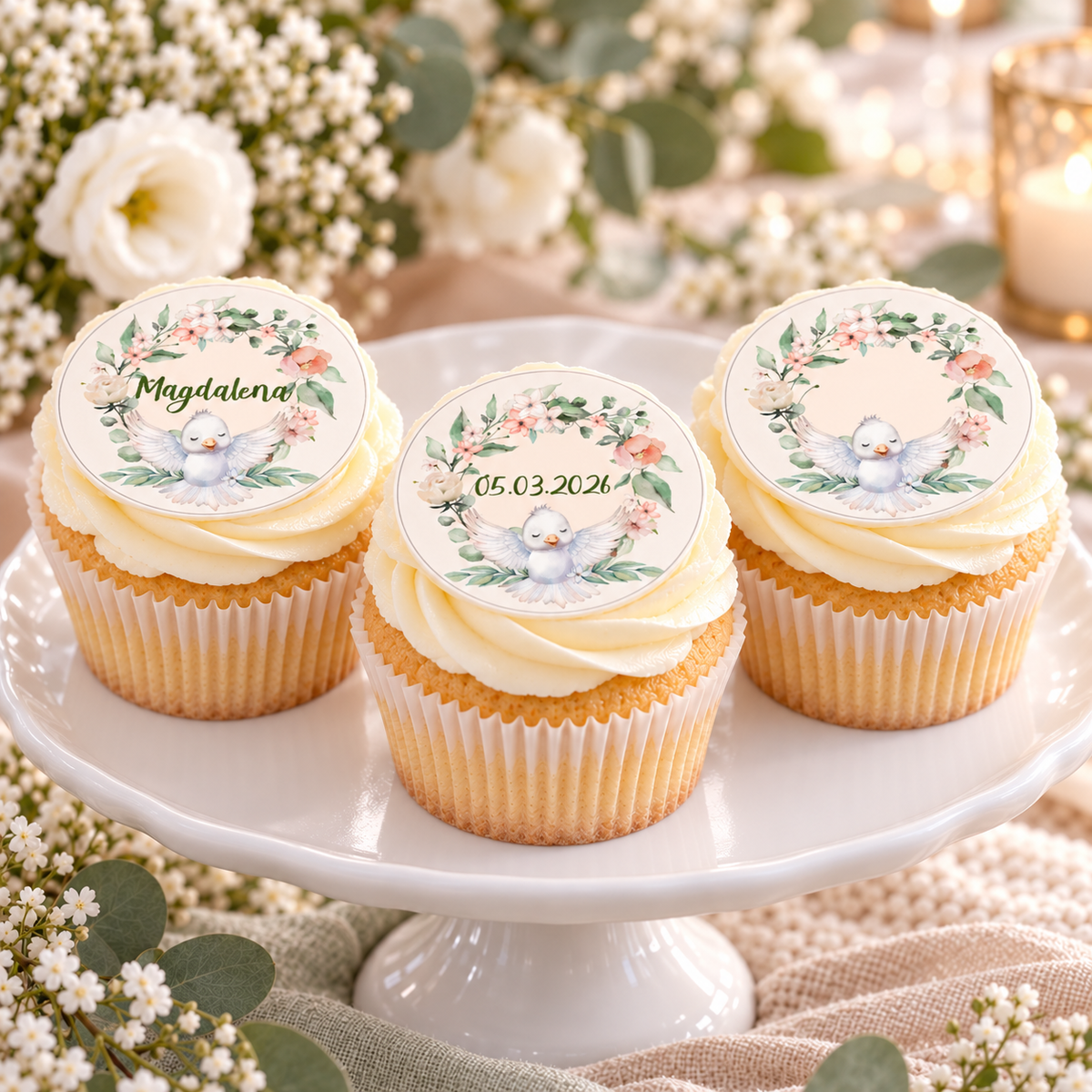 MUCKKI-PRO:766cd4c26b19f25d78f59907634c188d759e57a7dd5a818bccaa4148f484626f:Muffinaufleger Taufe Vogel 1 – 4 cm (20 Stück) oder 6 cm (12 Stück) mit Name und Taufdatum
