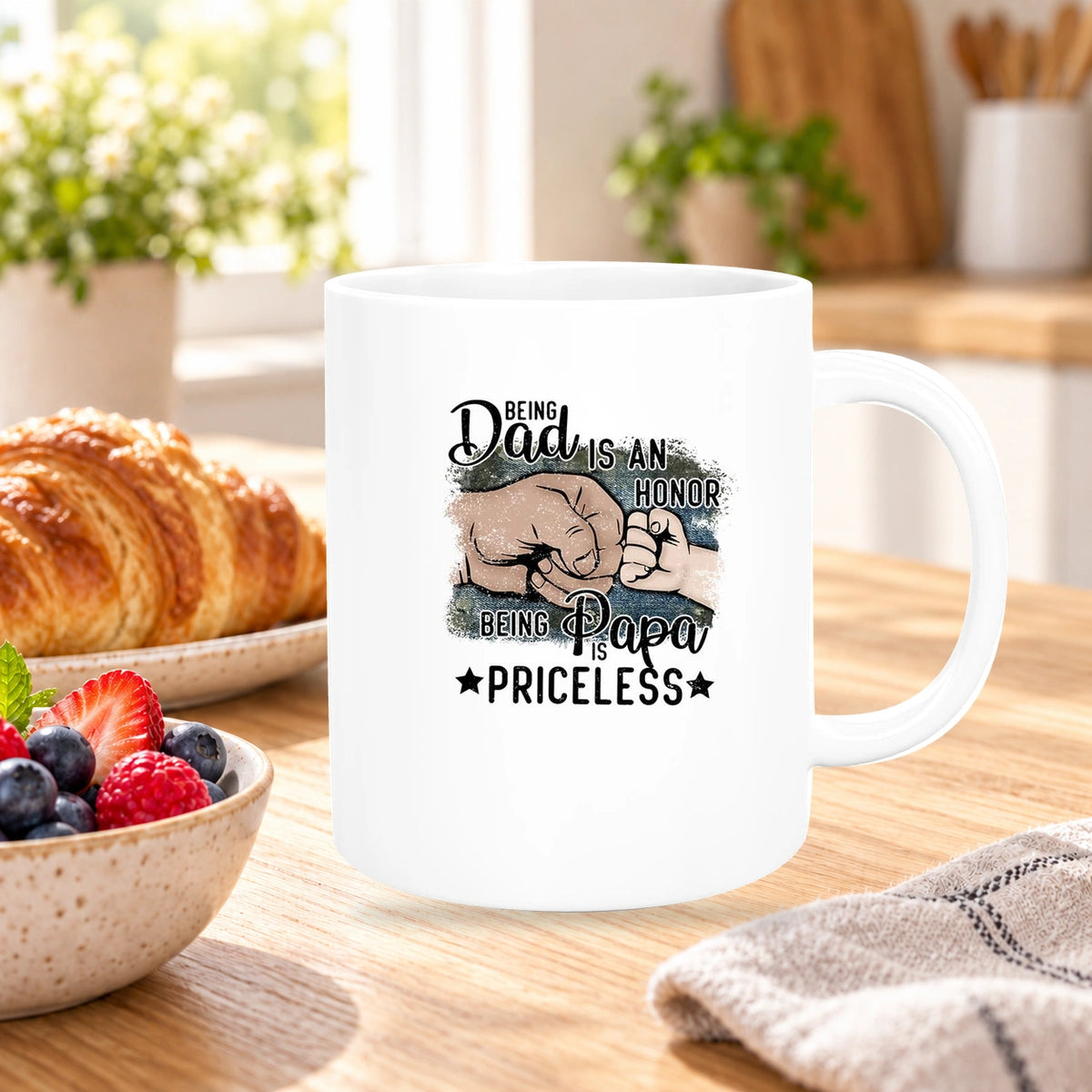 MUCKKI-PRO:dda46d99a44755bf6002eb20561f435fa46d9241f4e6f4853d0cb7aab10f0be5:Tasse Vatertag 4 "Being Papa is Priceless" Keramik versch. Farben