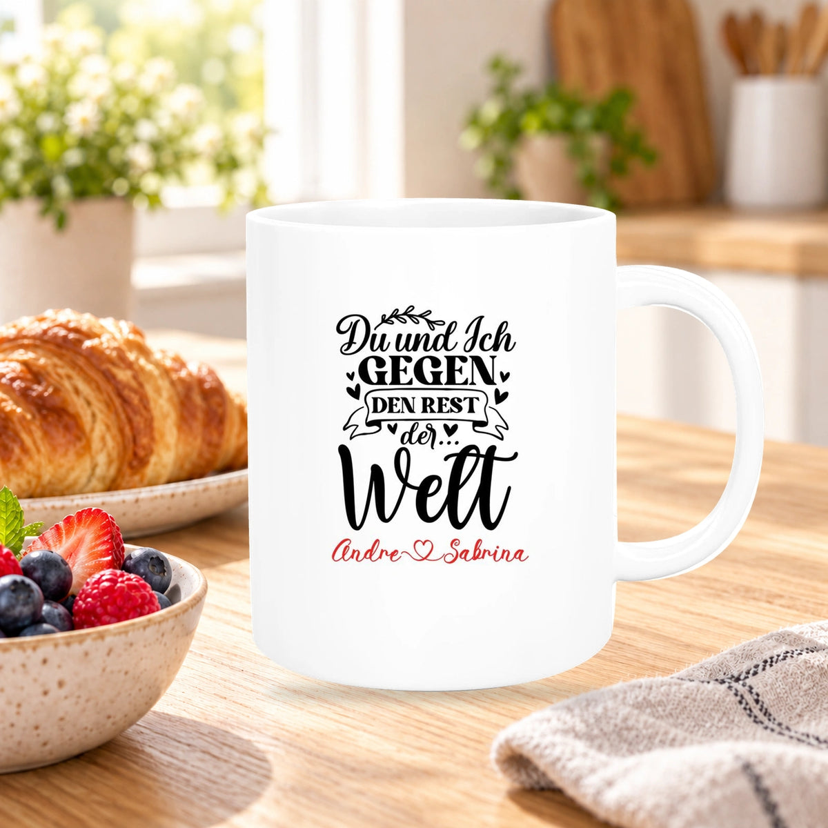 MUCKKI-PRO:e00695a9ca24a88bfc19c7394d056425a9723997f0672c2f7eea16aa9204bdc6:Tasse Liebe - Spruch "Du und Ich, gegen den Rest der Welt" Valentinstag Wunschnamen Keramik personalisiert versch. Farben
